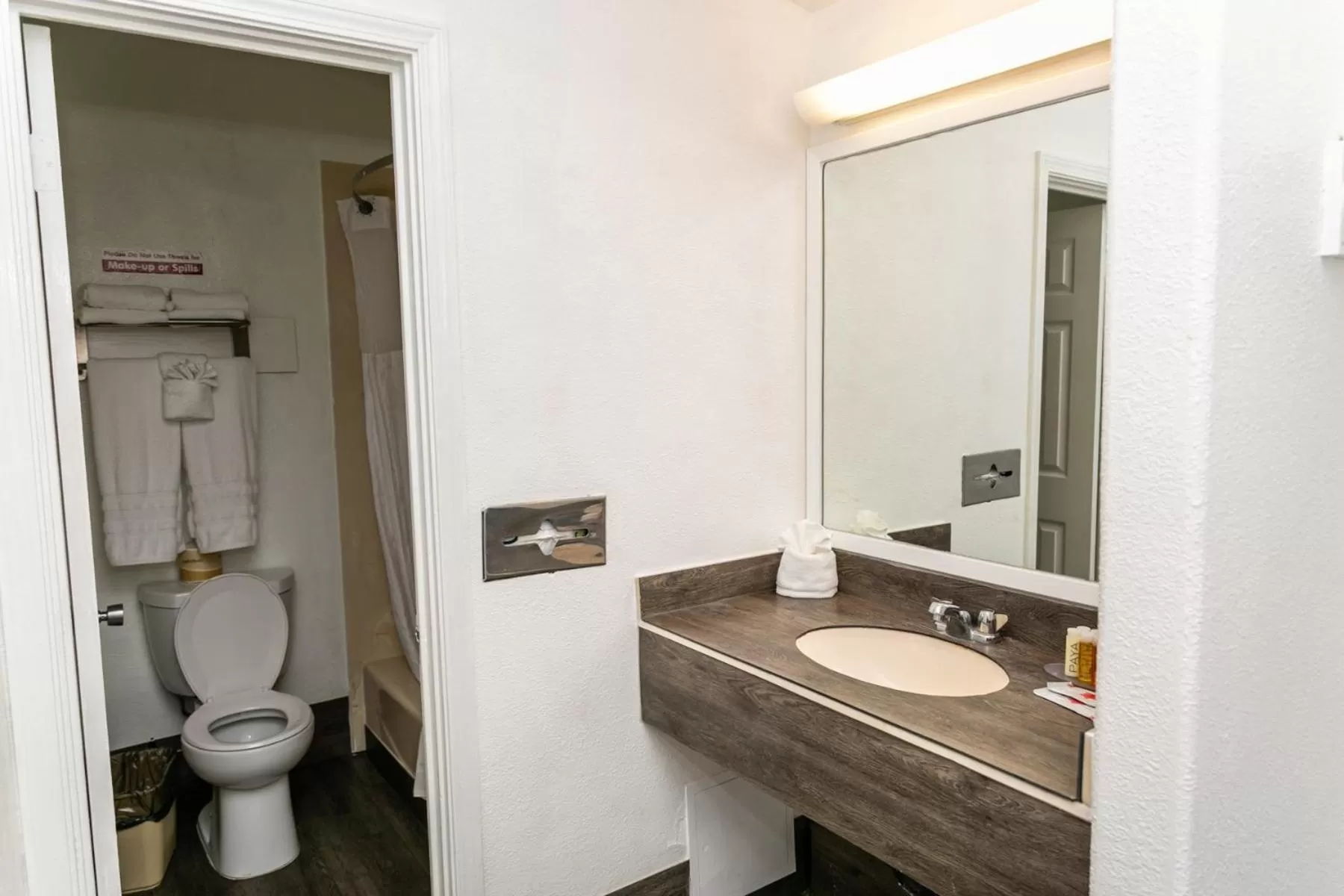 Bathroom in Anaheim Discovery Inn and Suites