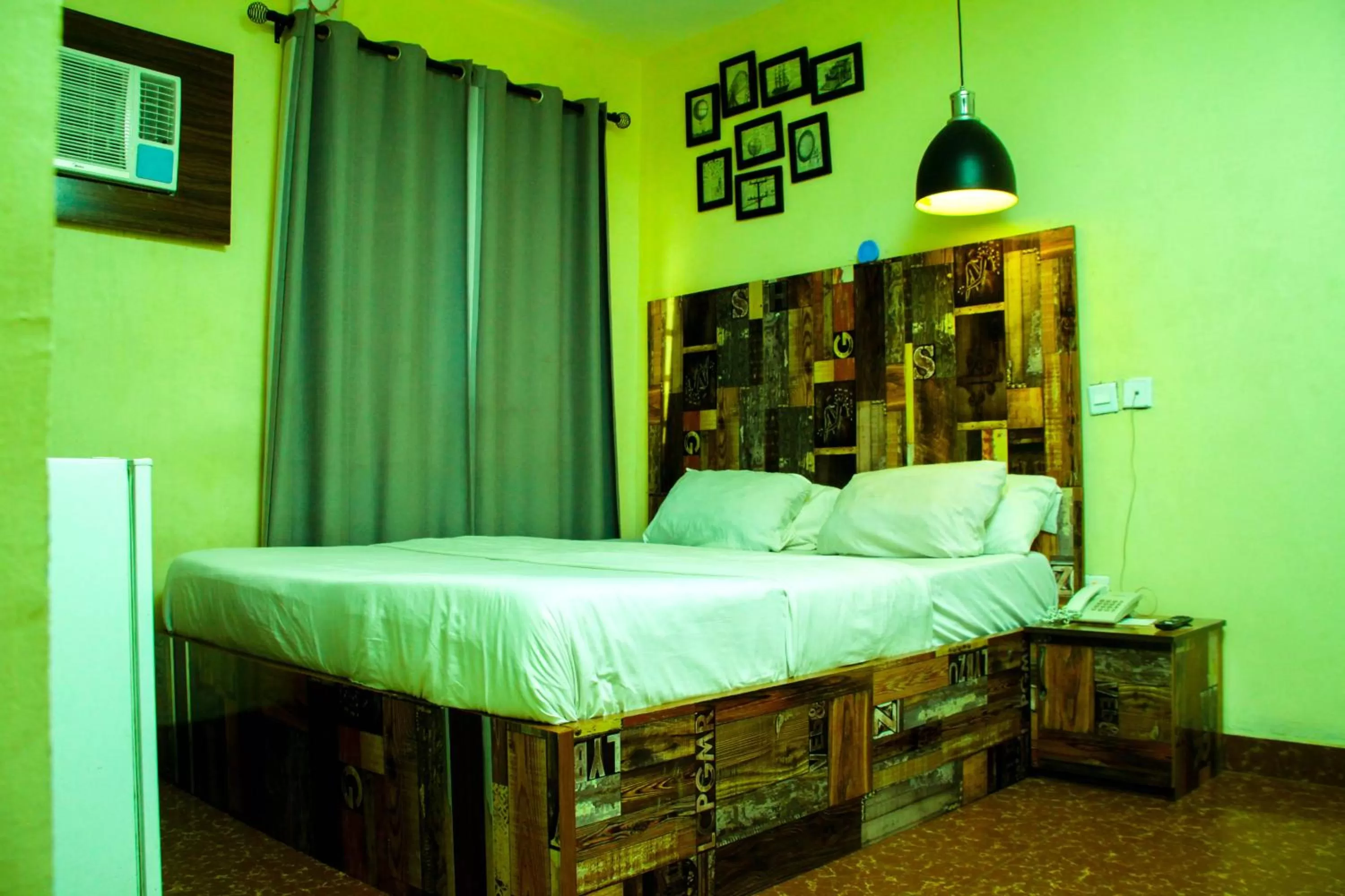 Bed in ONTARIO SUITES