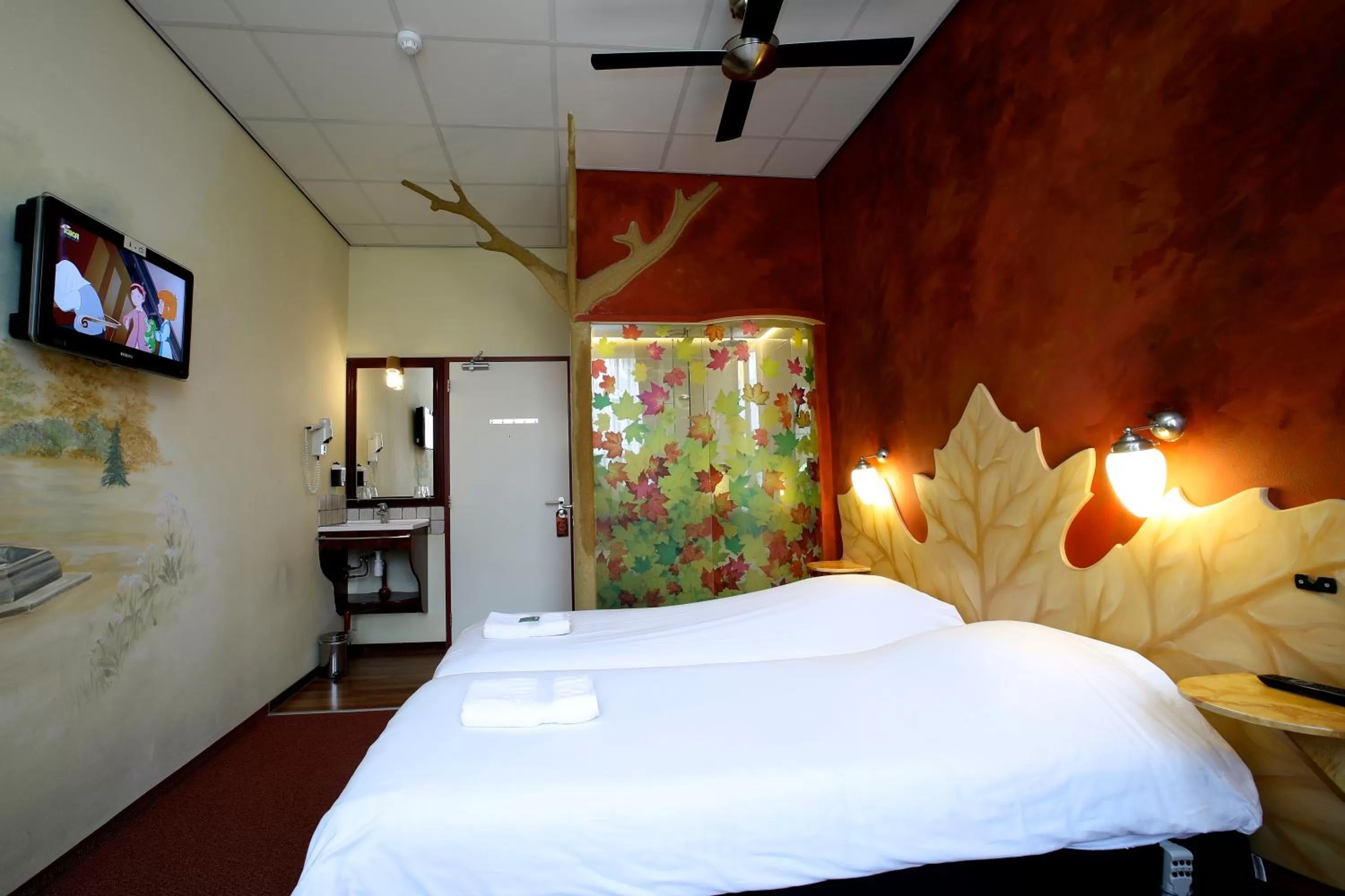 Bathroom, Bed in Hotel de Plataan Delft Centrum