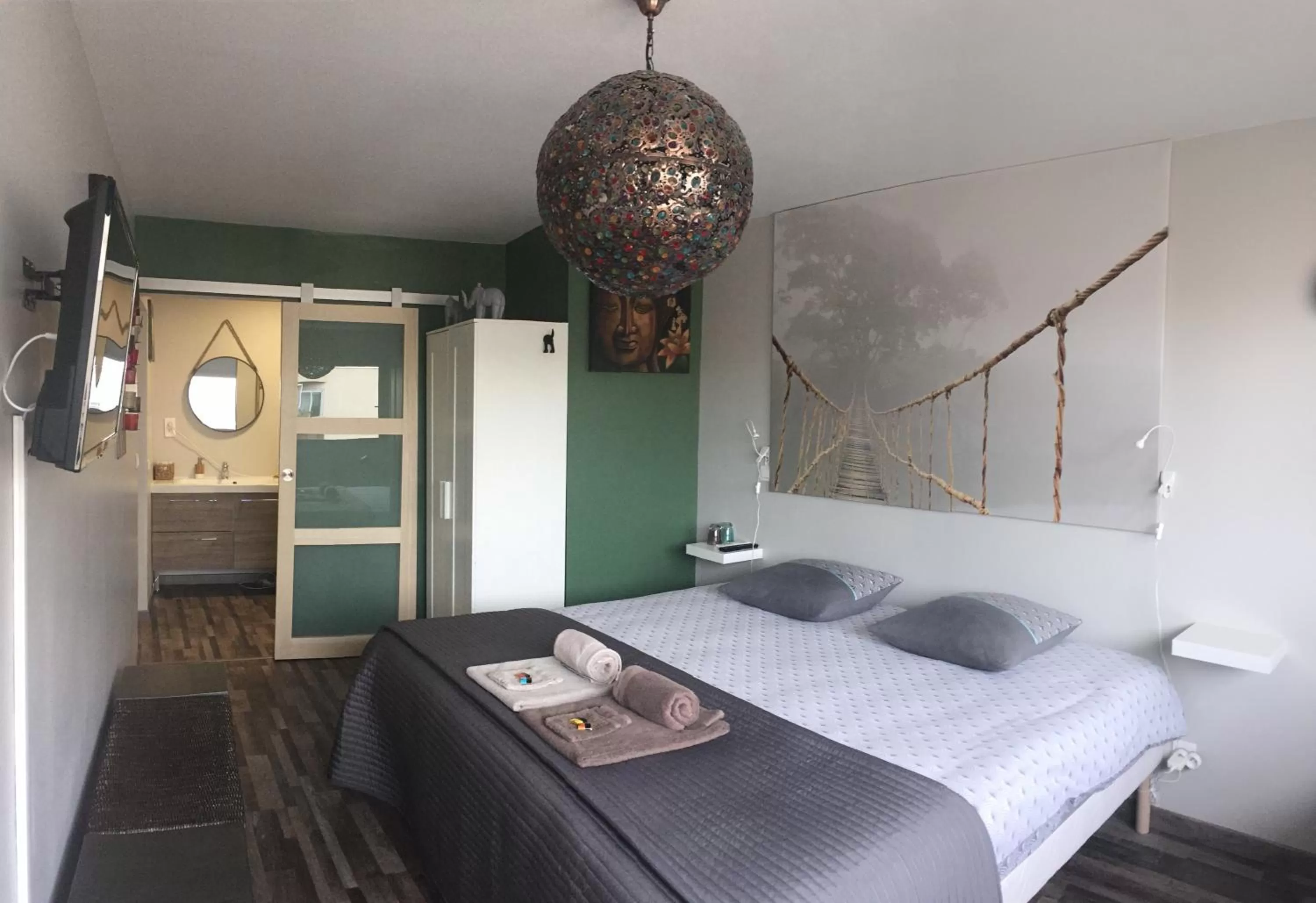 Bedroom, Bed in 1 Chambre, 1 P'tit dèj', 1 Sourire