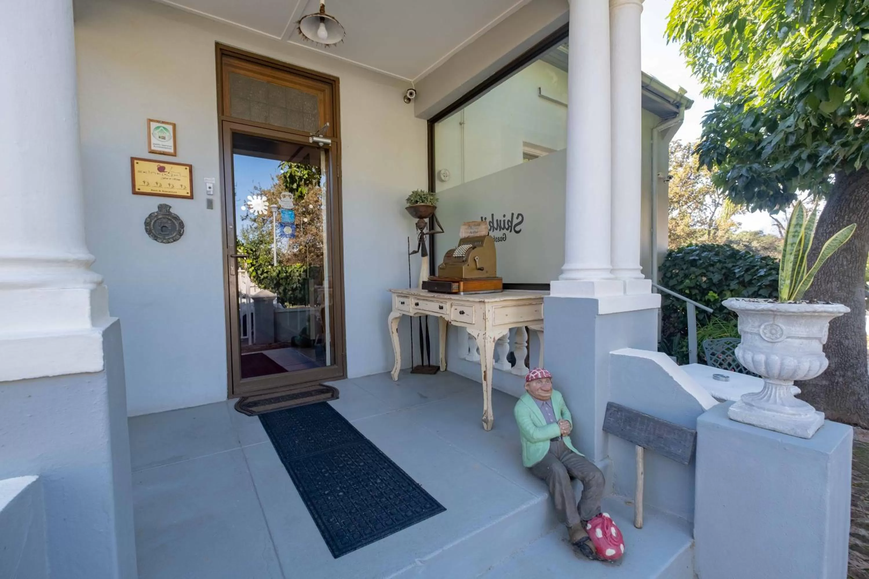 Facade/entrance in Skinkikofi Guest House