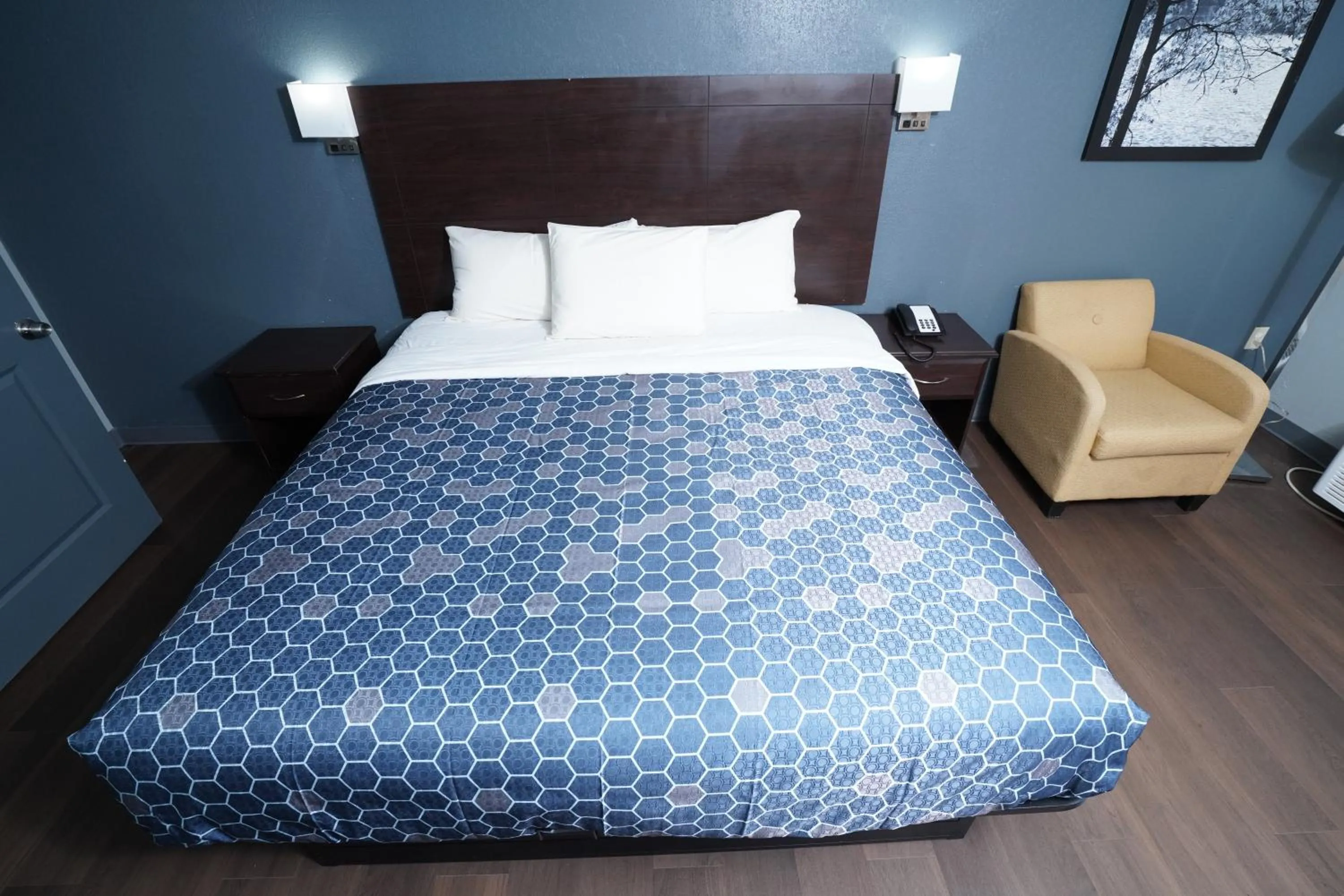 Photo of the whole room, Bed in Red Carpet Inn & Suites