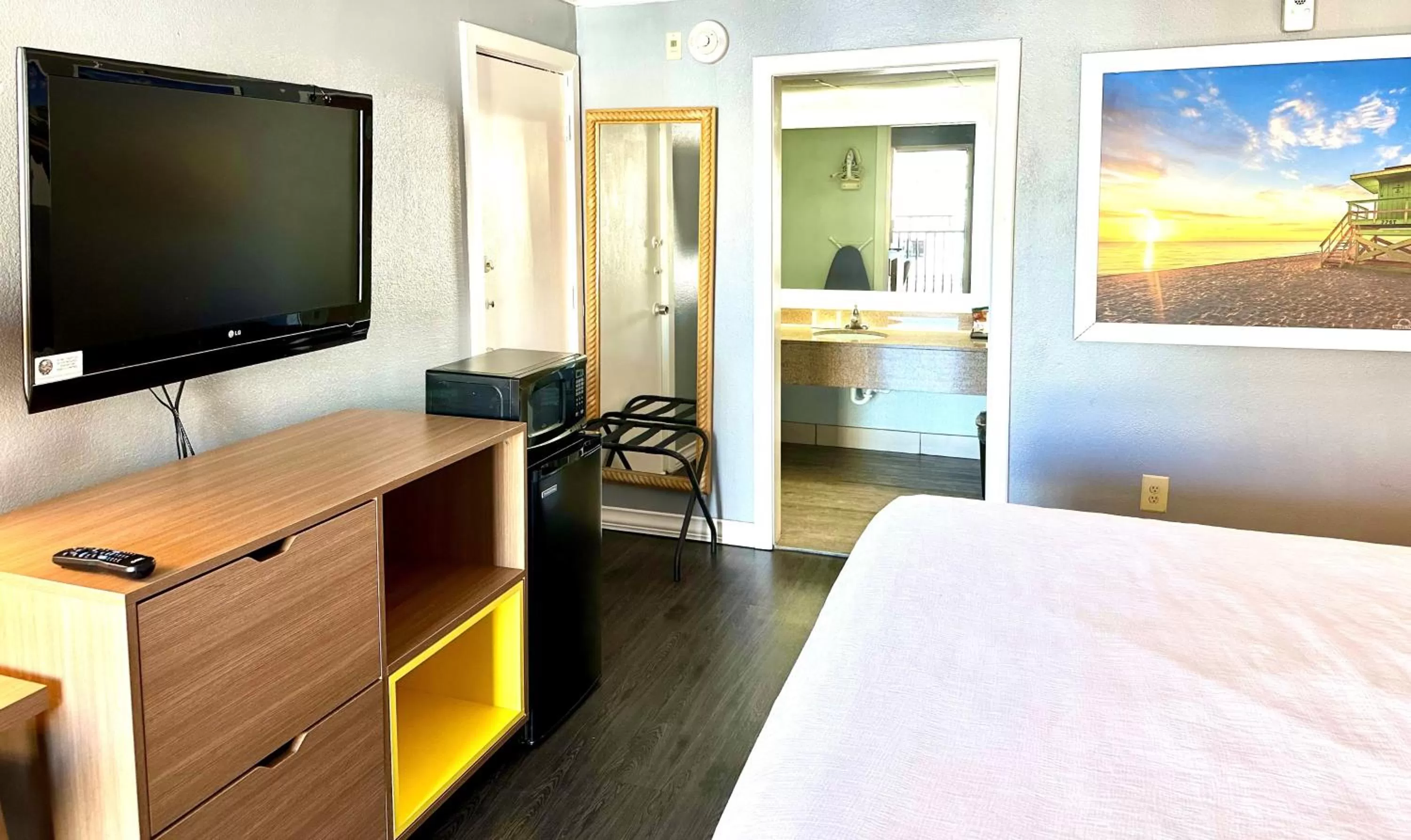 TV and multimedia, Bed in Days Inn by Wyndham Pensacola - Historic Downtown