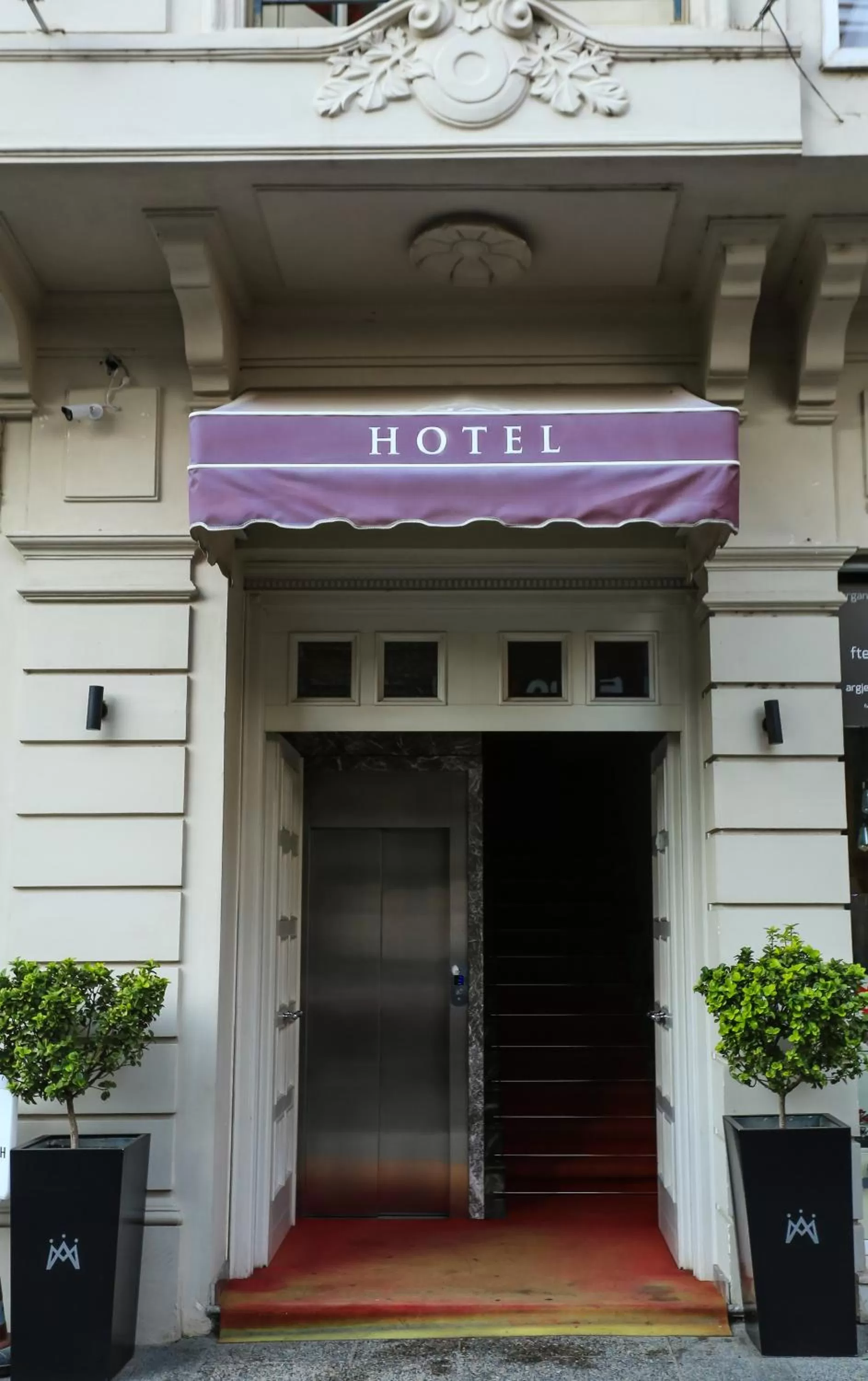 Facade/entrance in Hotel Monarch