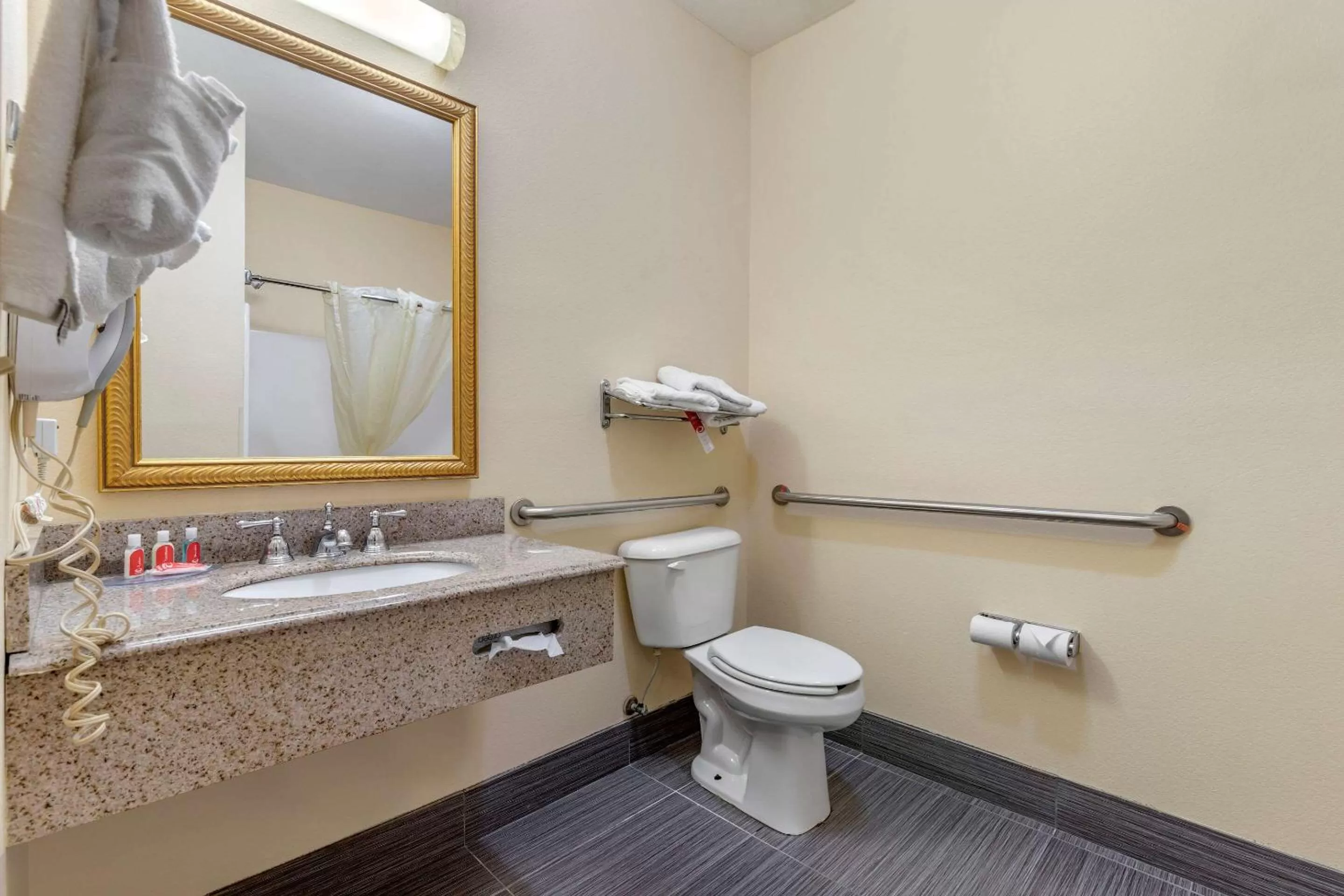 Bathroom in Econo Lodge Brunswick Travel Center