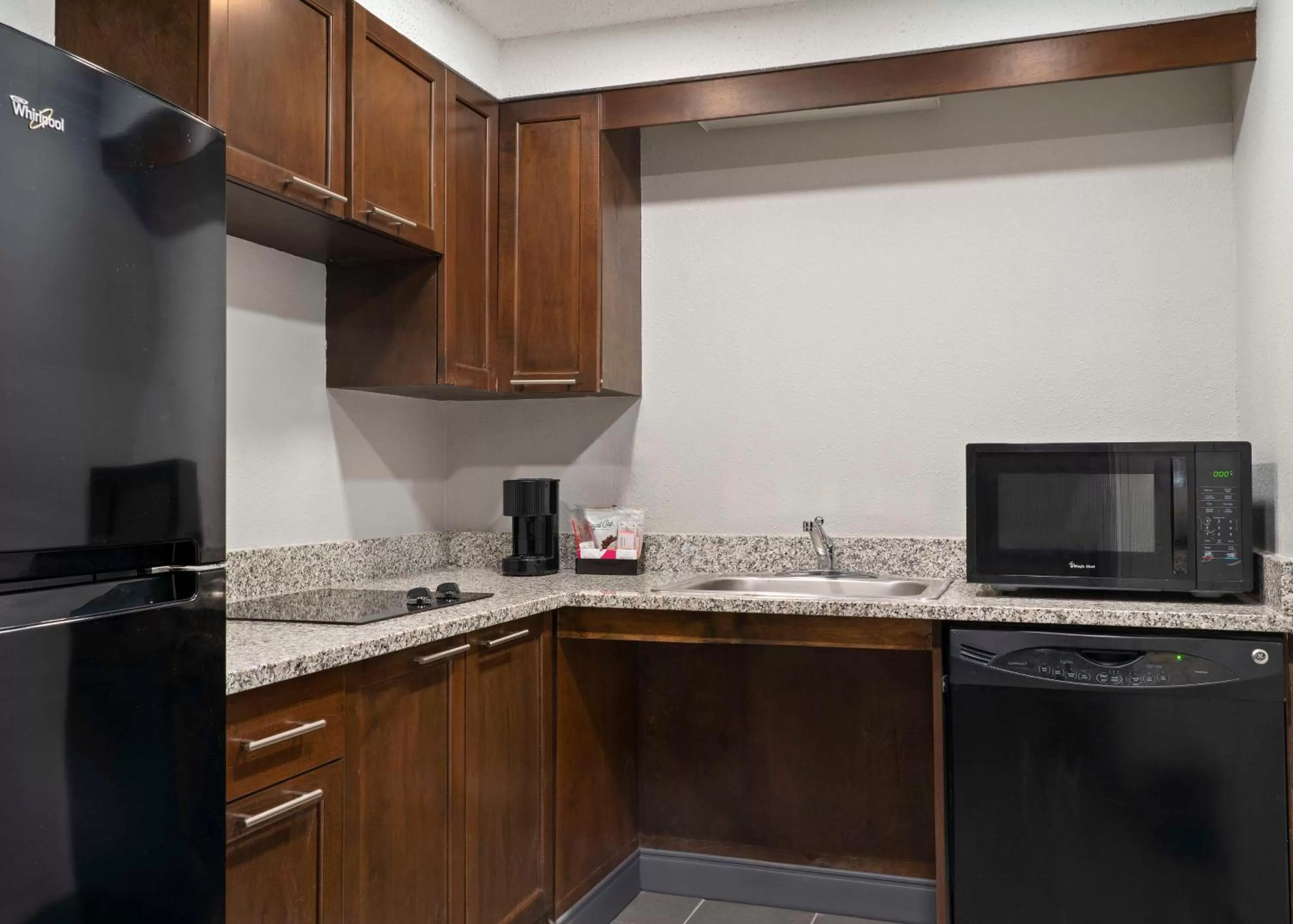 Kitchen or kitchenette in Hampton Inn & Suites Newport News-Airport - Oyster Point Area