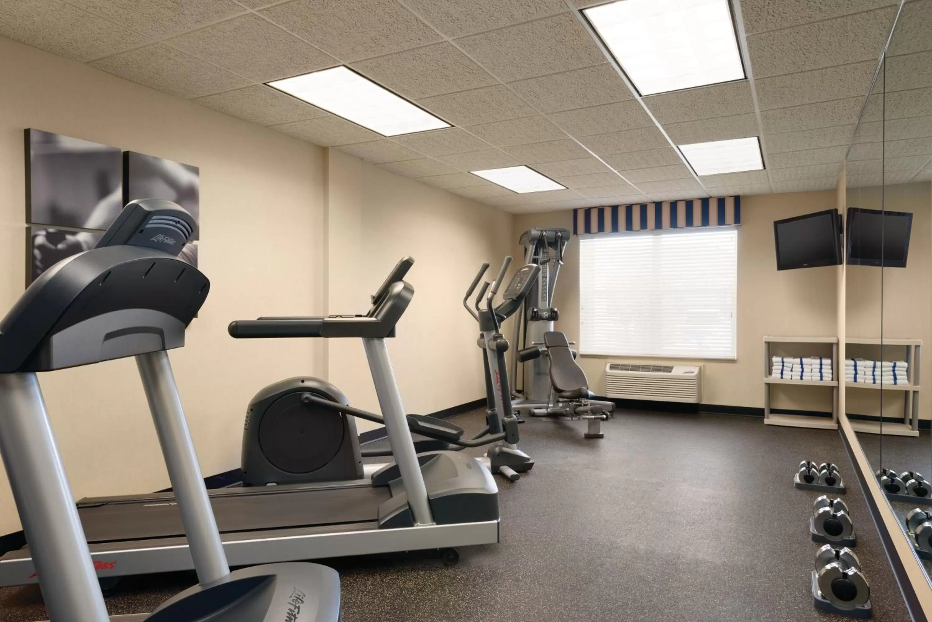 Fitness centre/facilities in Country Inn & Suites by Radisson, Shoreview-Mounds View, MN