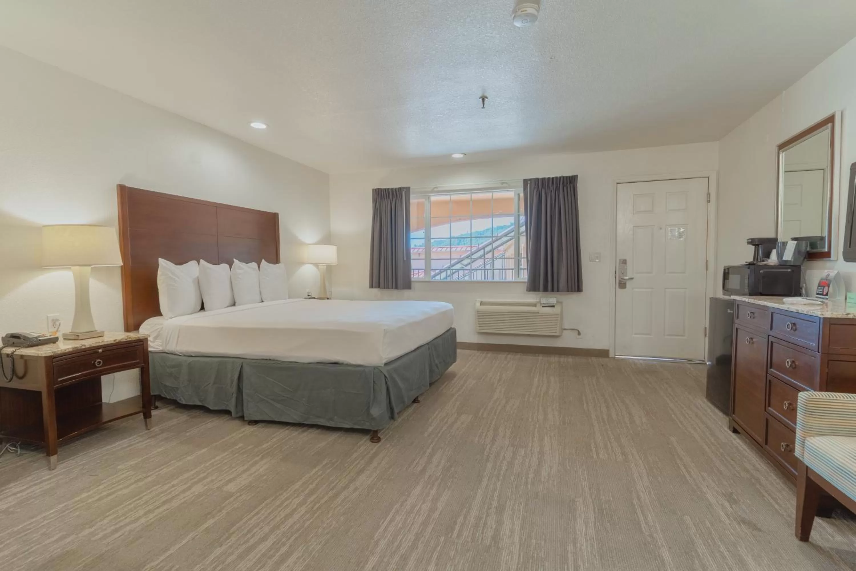 Photo of the whole room, Bed in The Yosemite Inn