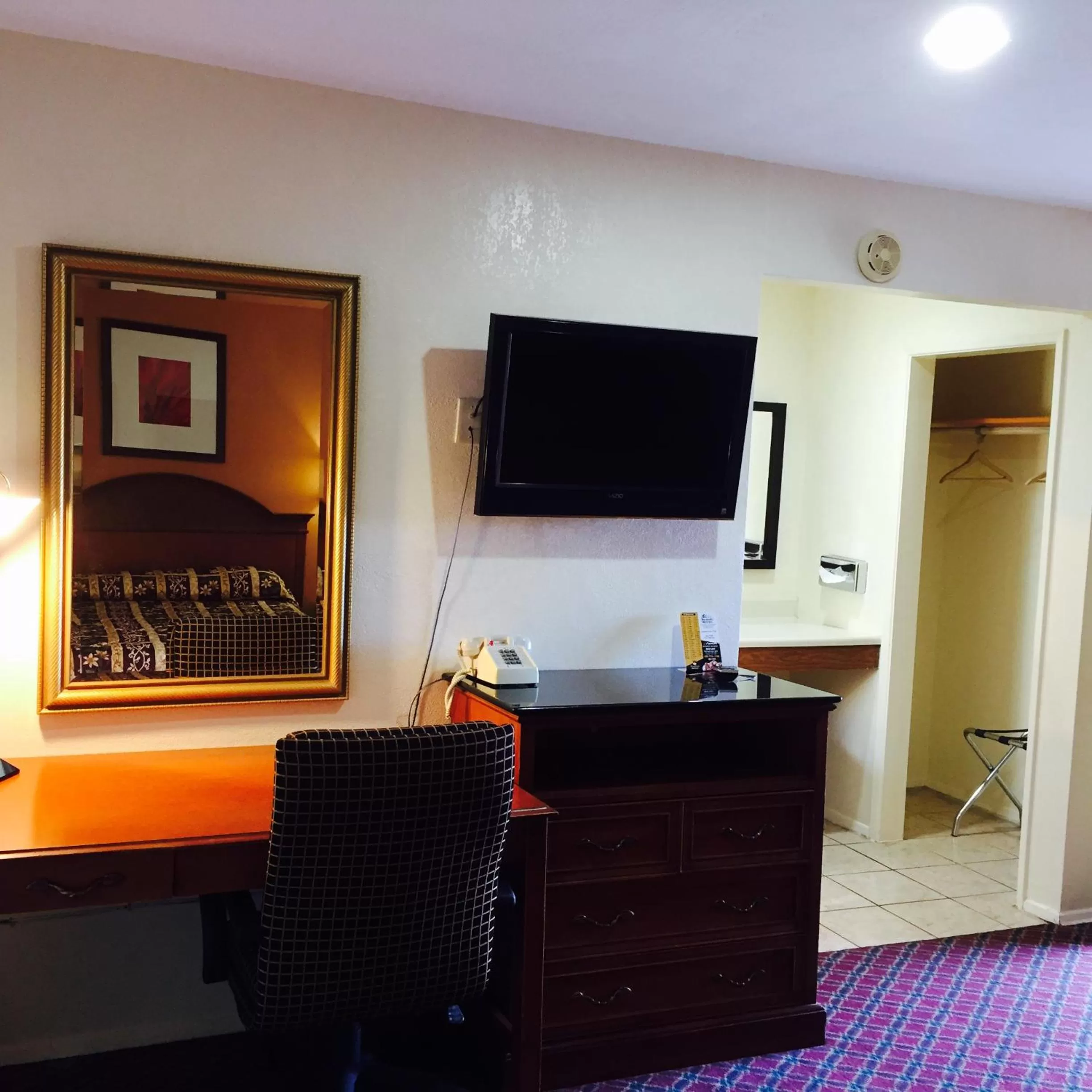 TV and multimedia in Hacienda Motel