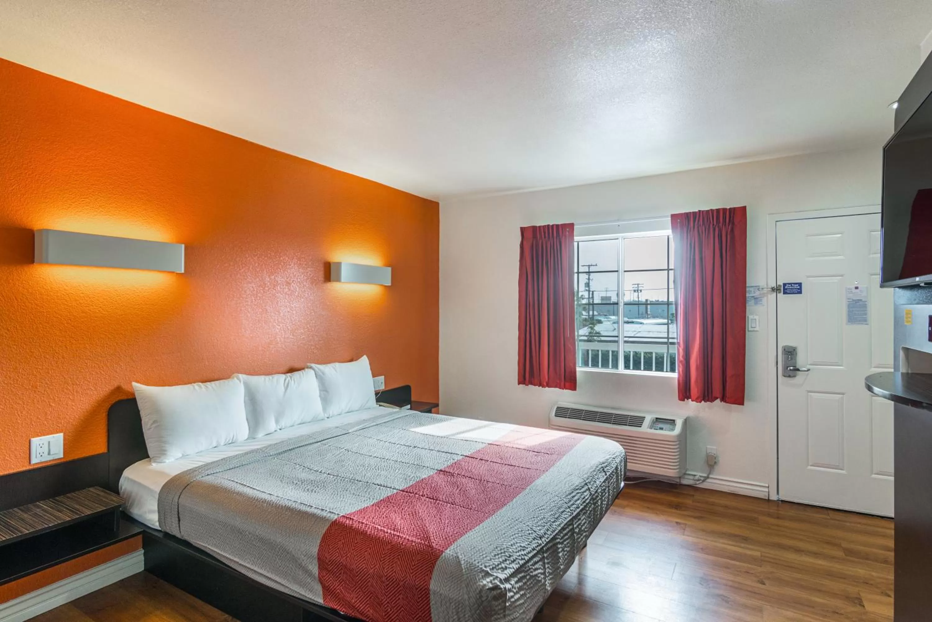 Bedroom in Motel 6 Gardena