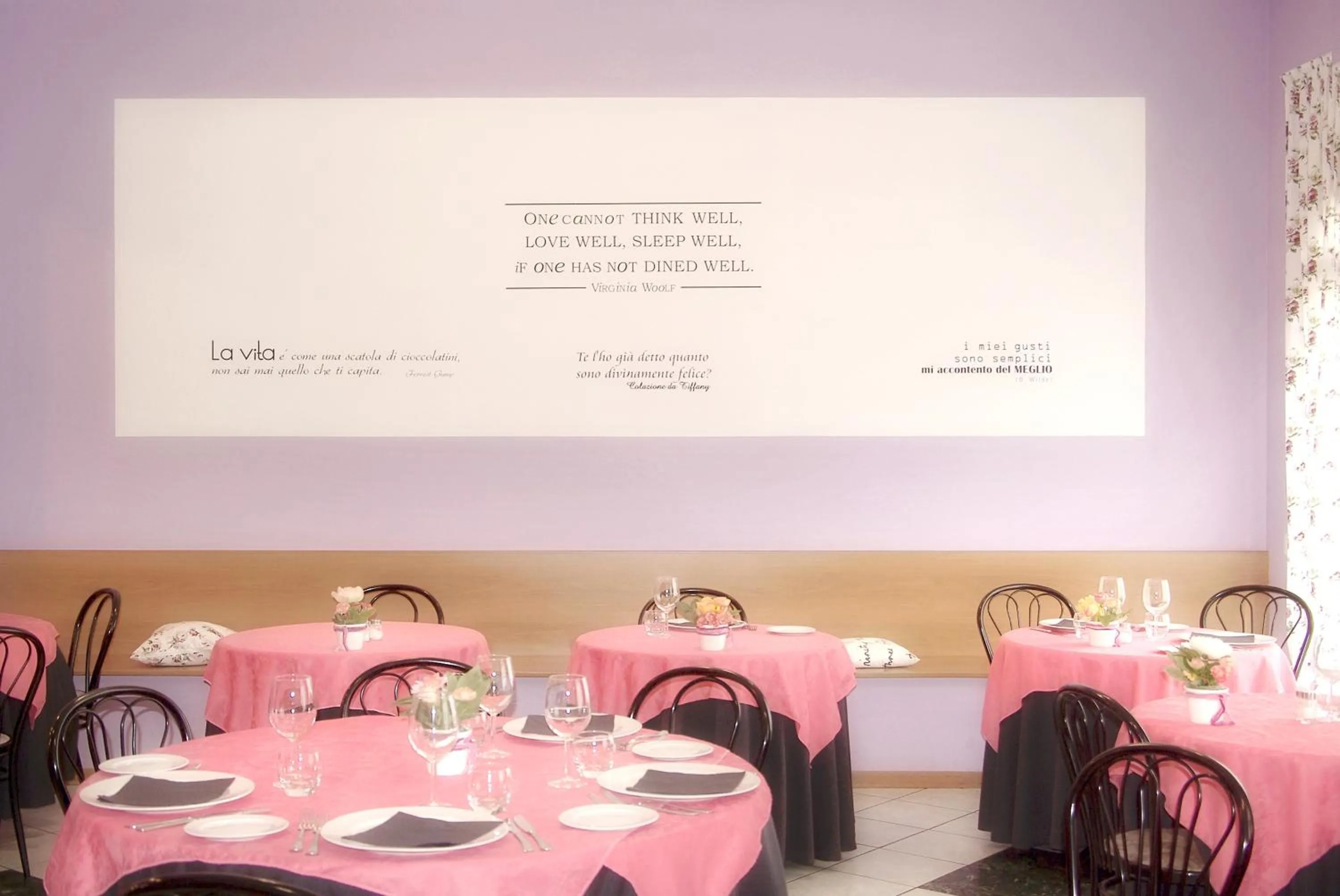 Restaurant/places to eat in Hotel Elite