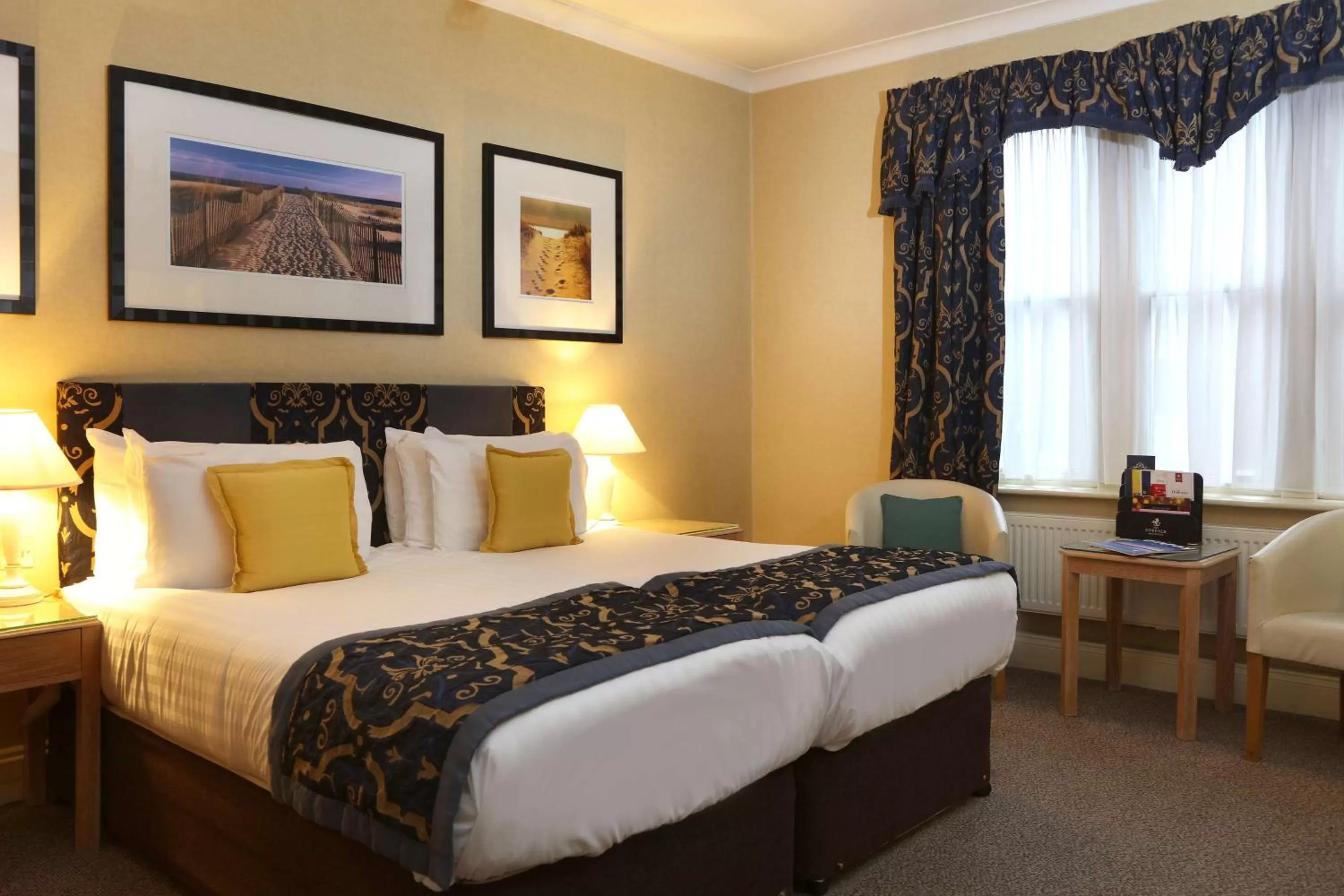 Photo of the whole room in Norfolk Royale Hotel
