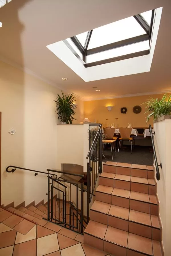 Restaurant/Places to Eat in Linde Restaurant & Hotel