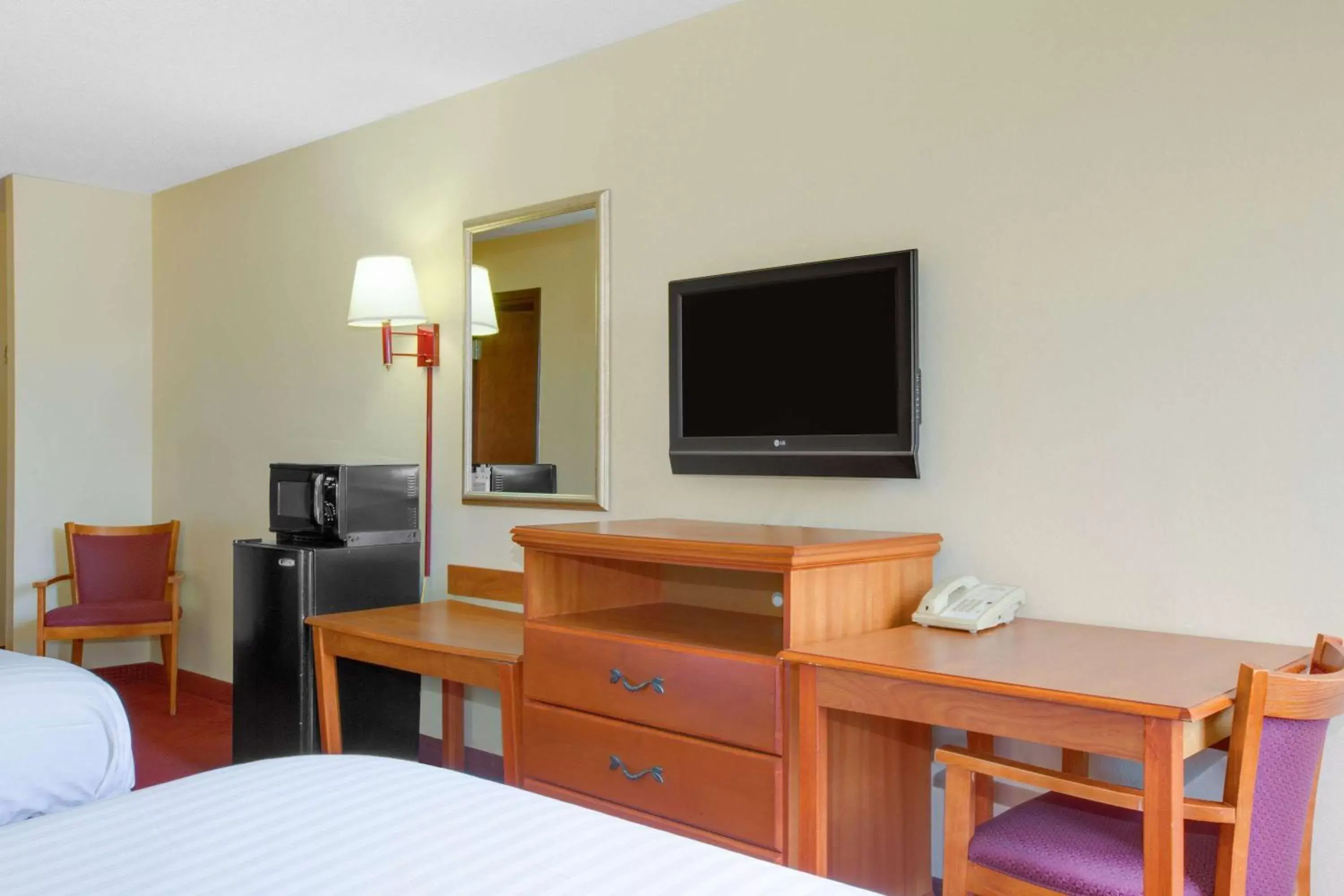 King Room - Non-Smoking in Econo Lodge Mt Hope - Beckley King Room - Non-Smoking in Econo Lodge Mt Hope - Beckley