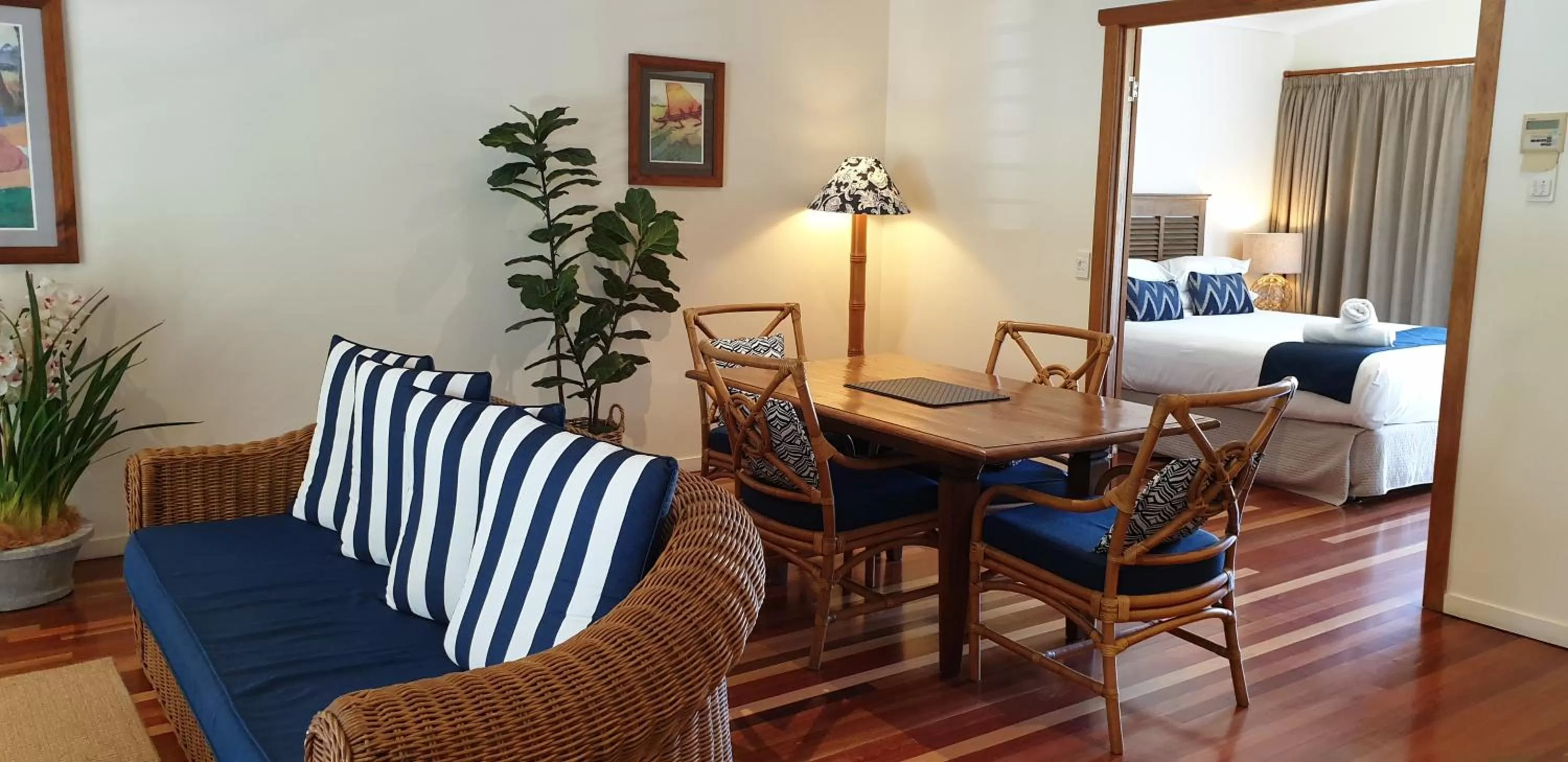 Living room, Bed in South Pacific Resort & Spa Noosa