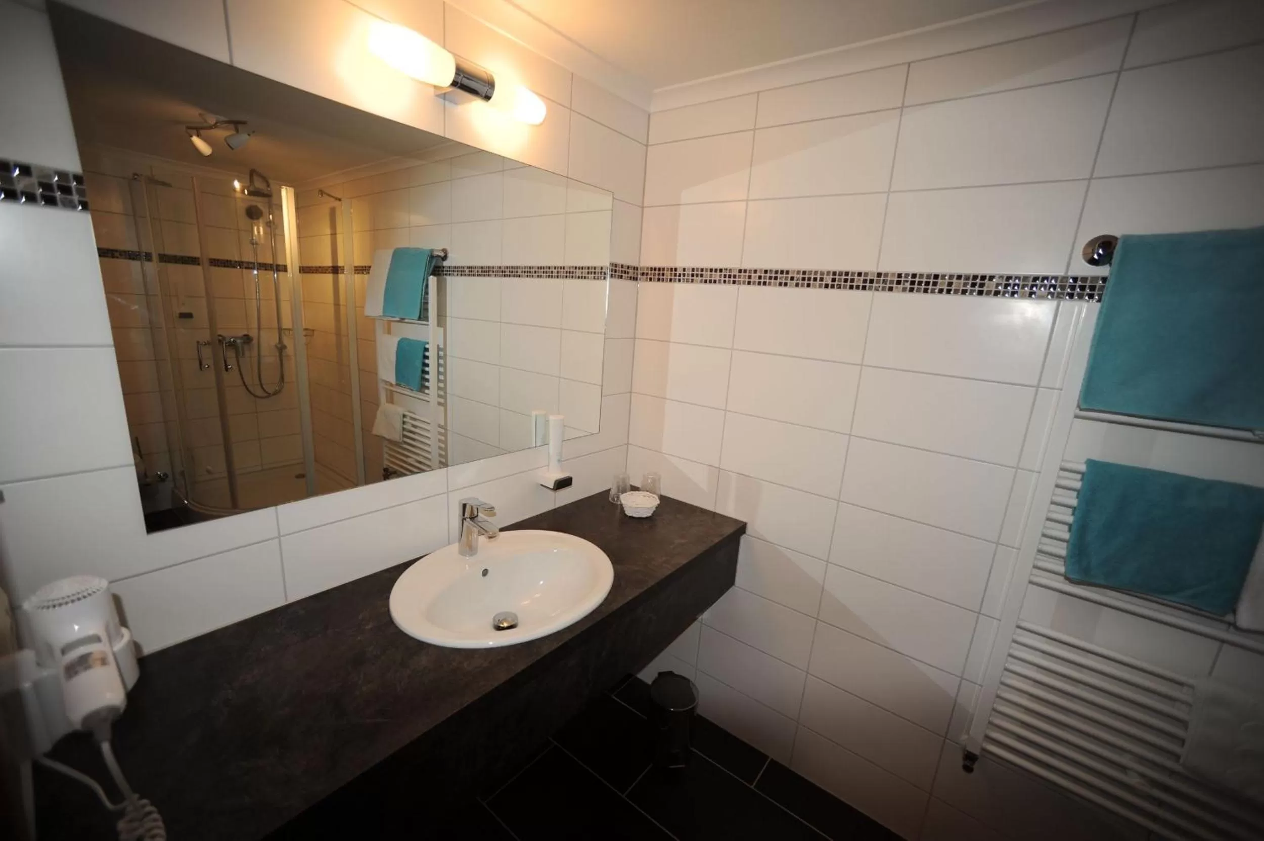 Bathroom in Hotel Post - regionales großes Frühstücksbuffet - auch GF & LF