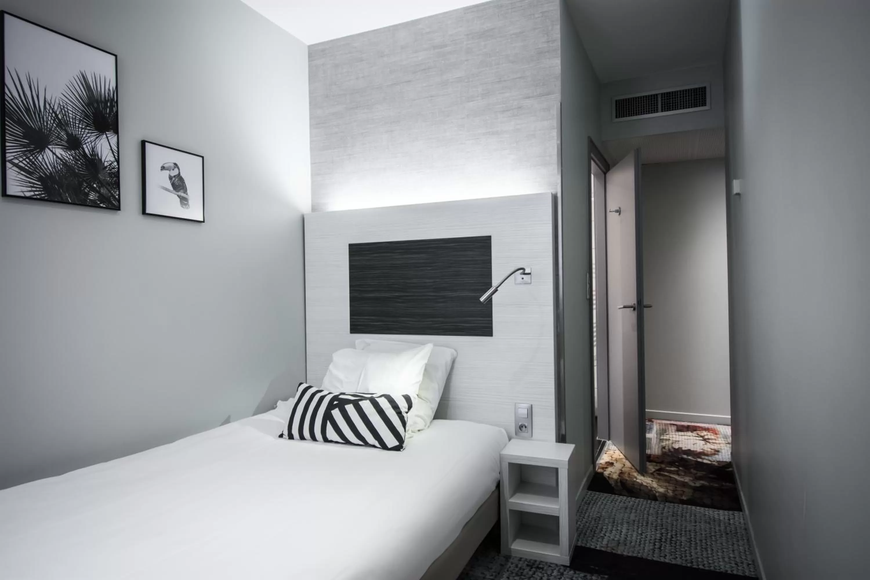 Bedroom, Bed in Hôtel Couvent du Franciscain Centre ville