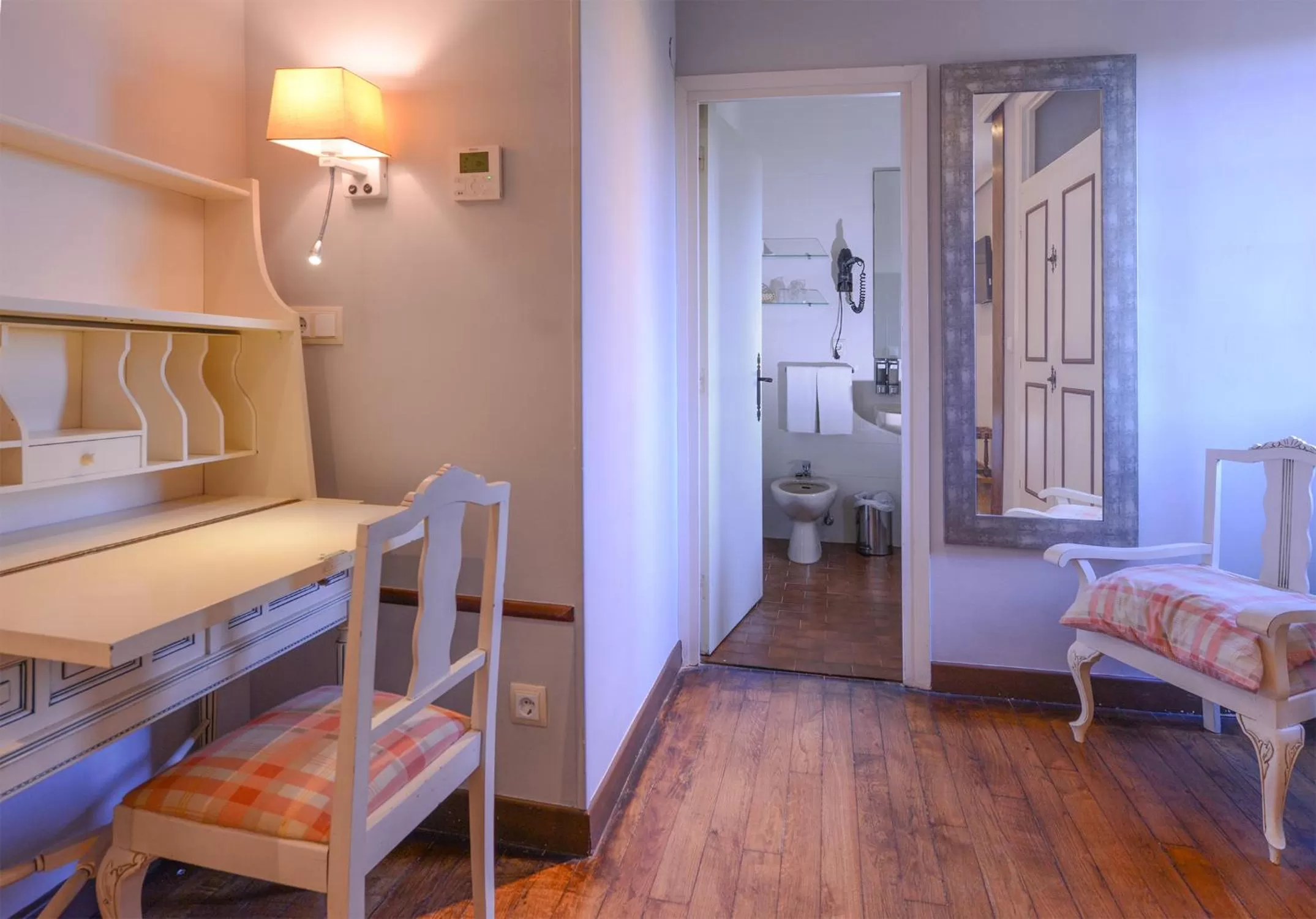 Bedroom, Bed in Hotel Alcazar Irun