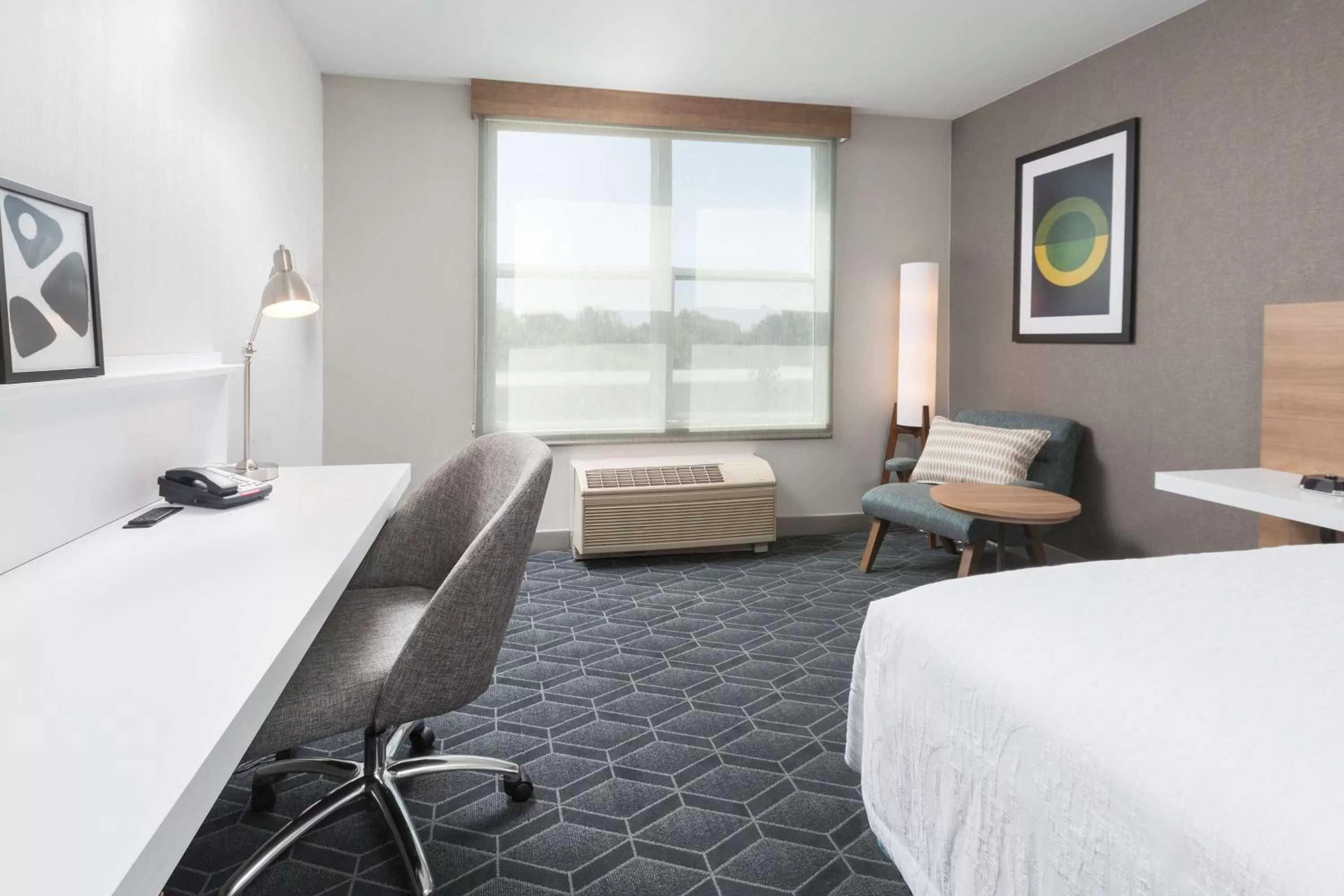 Photo of the whole room, Bed in Hilton Garden Inn Oakland/San Leandro