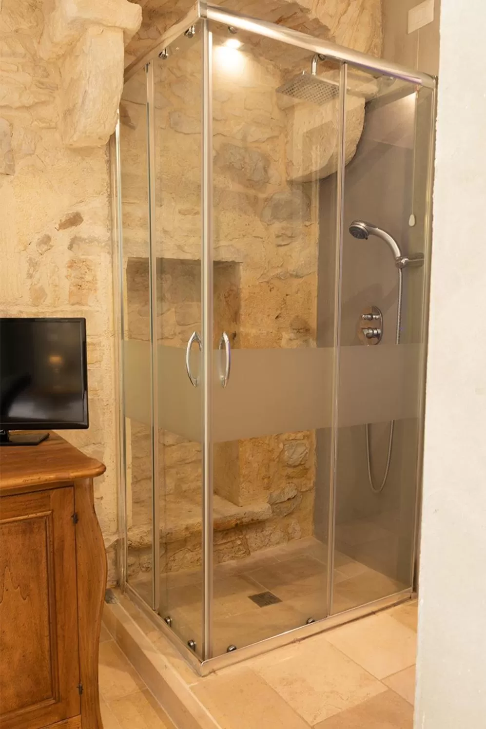 Shower in Graffiti Living - Affittacamere