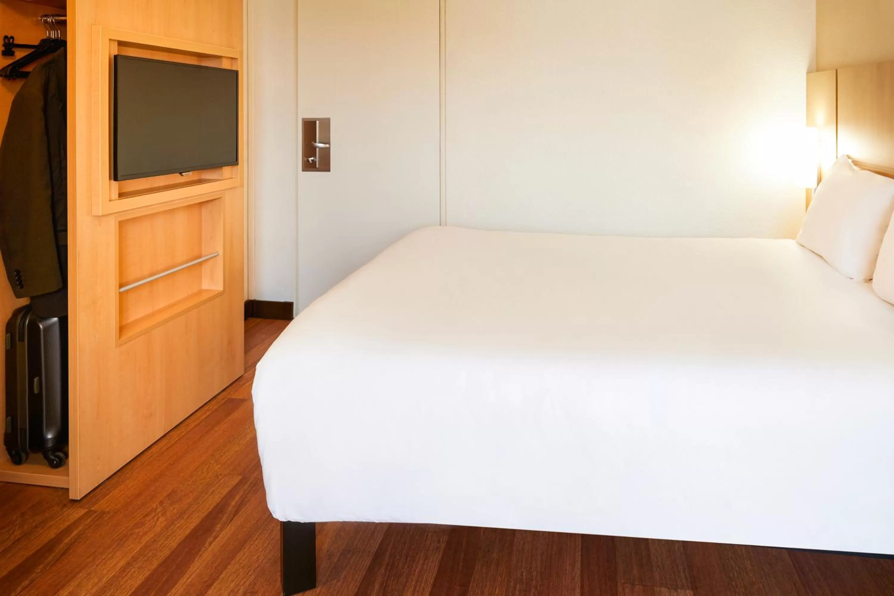 Photo of the whole room, Bed in ibis Marseille Centre Gare Saint Charles