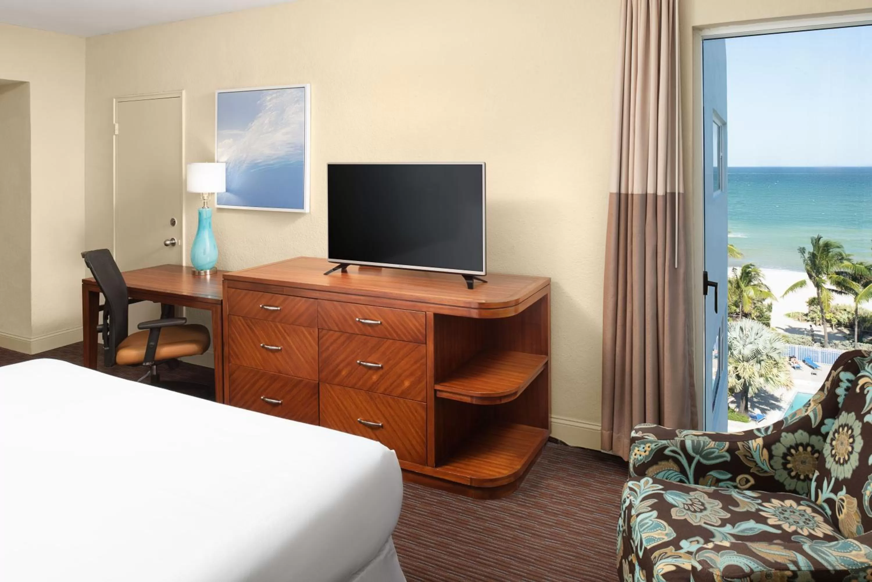 Bedroom, Bed in Sherry Frontenac Oceanfront