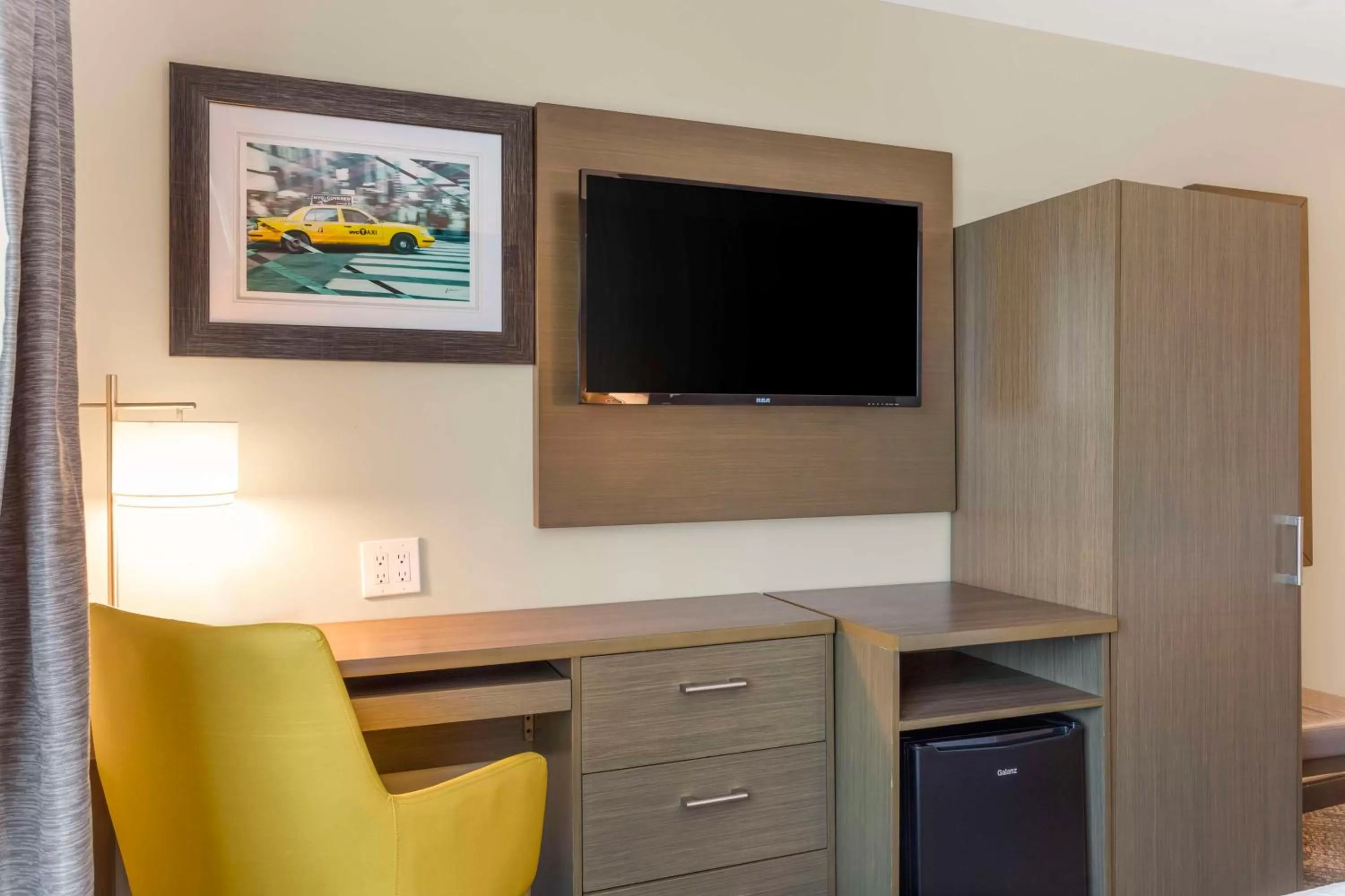 Bedroom in Best Western Brooklyn-Coney Island Inn