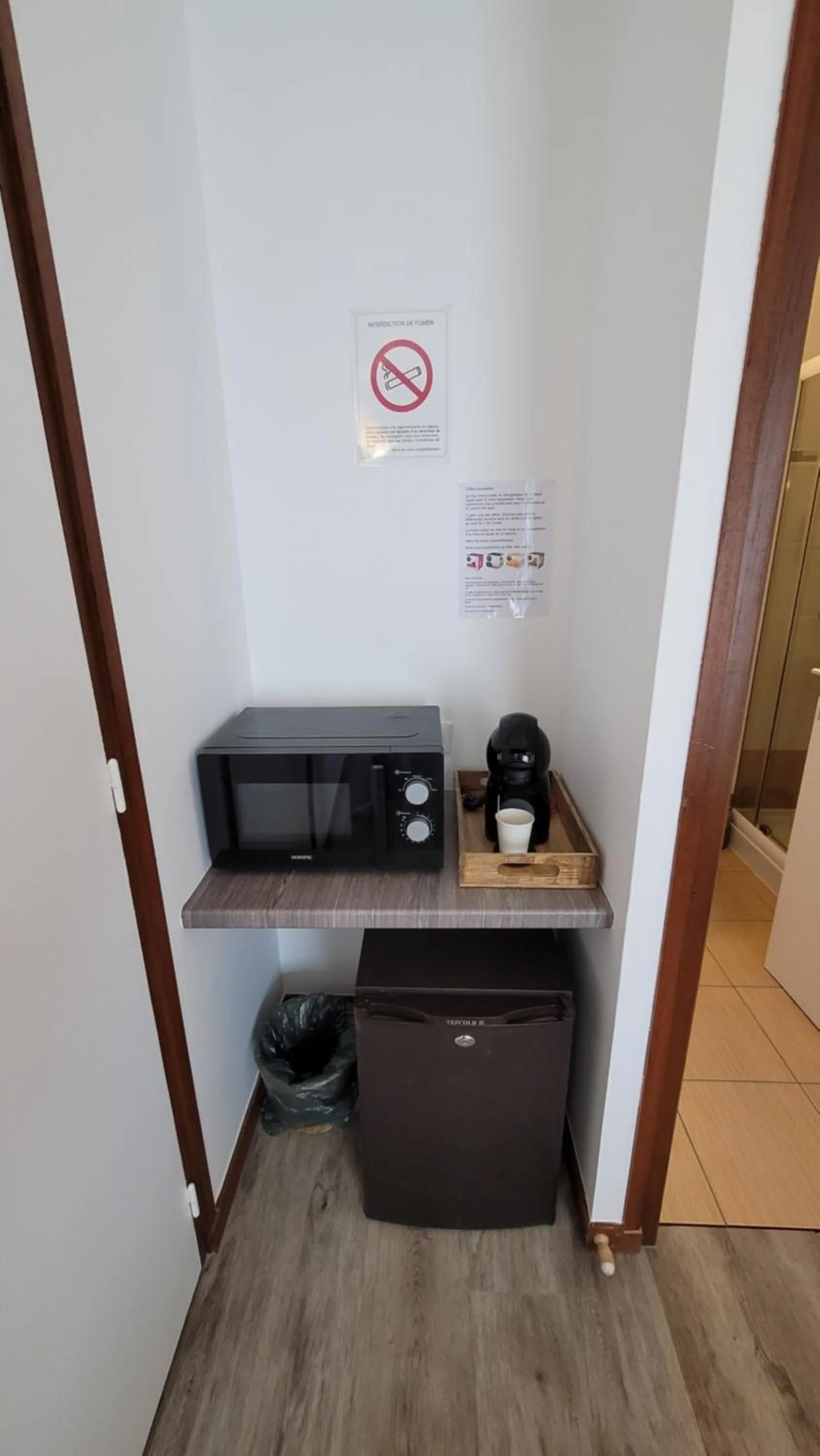 minibar, TV/Entertainment Center in Hotel Le Valois, Cognac Centre