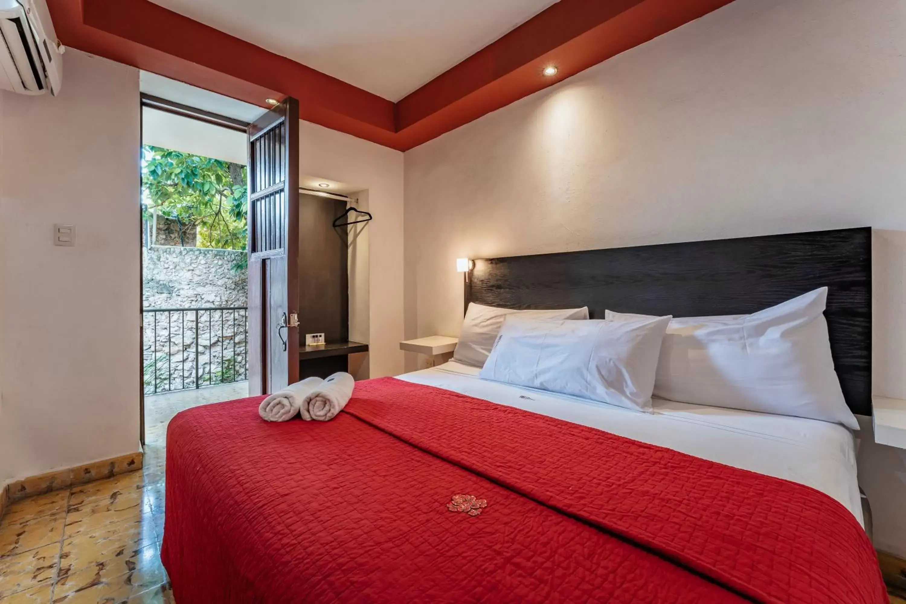 Standard King Room in Hotel Santiago Standard King Room in Hotel Santiago