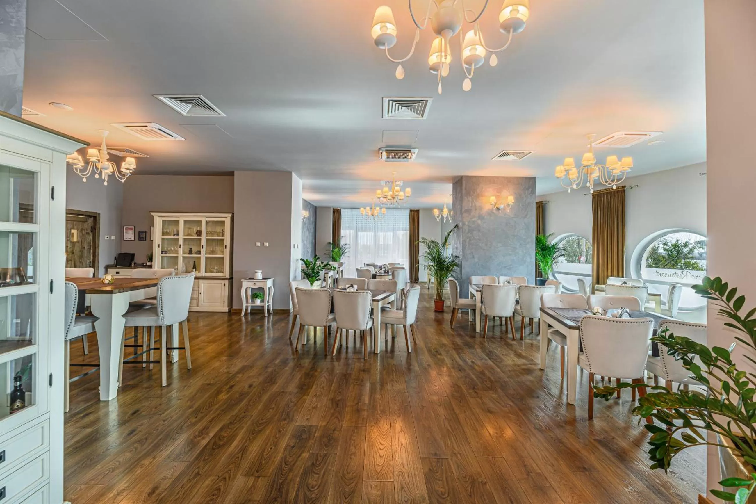 Restaurant/places to eat in Faleza Hotel by Vega