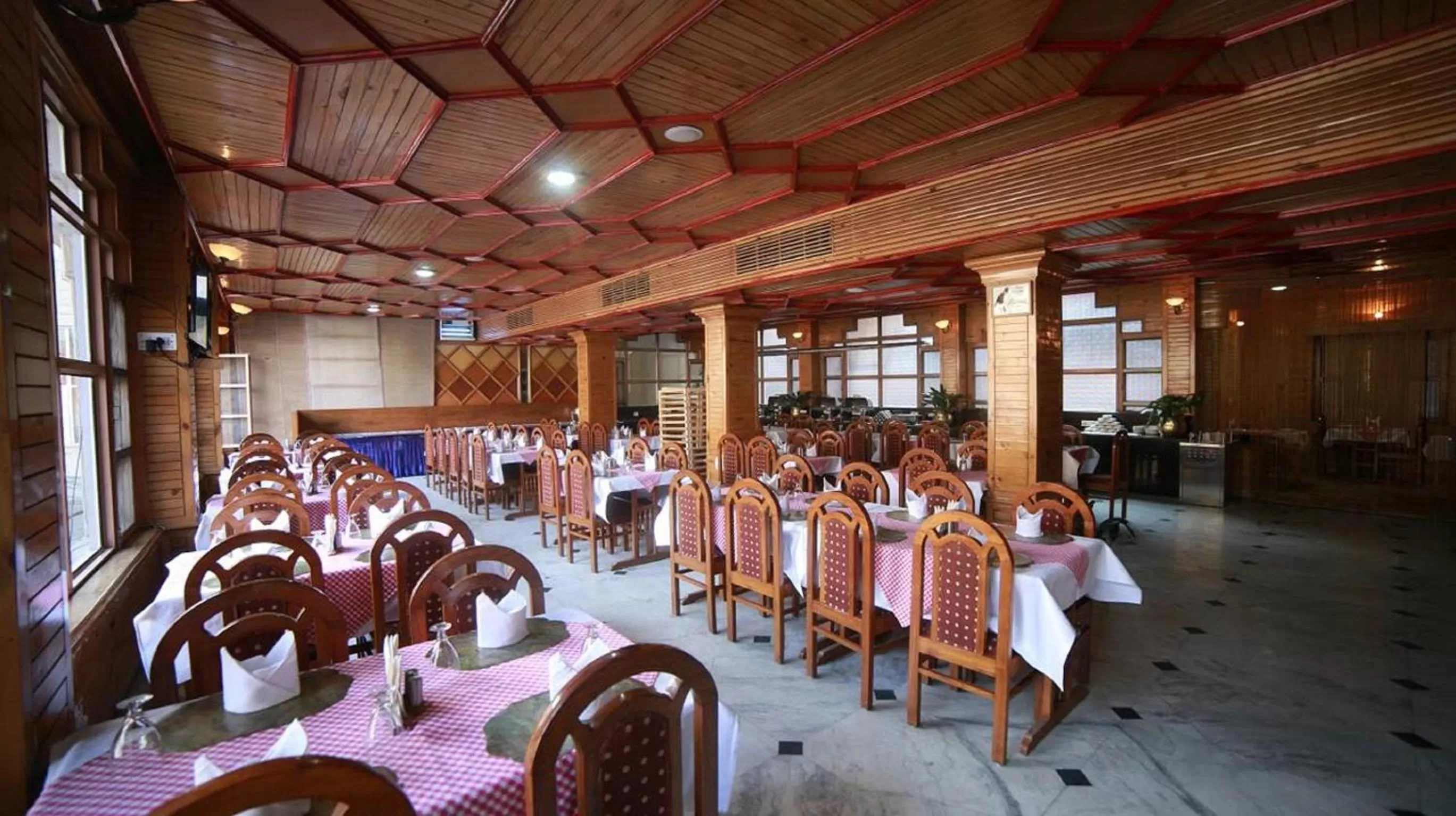 Restaurant/places to eat in Bravia Hotel Manali Inn