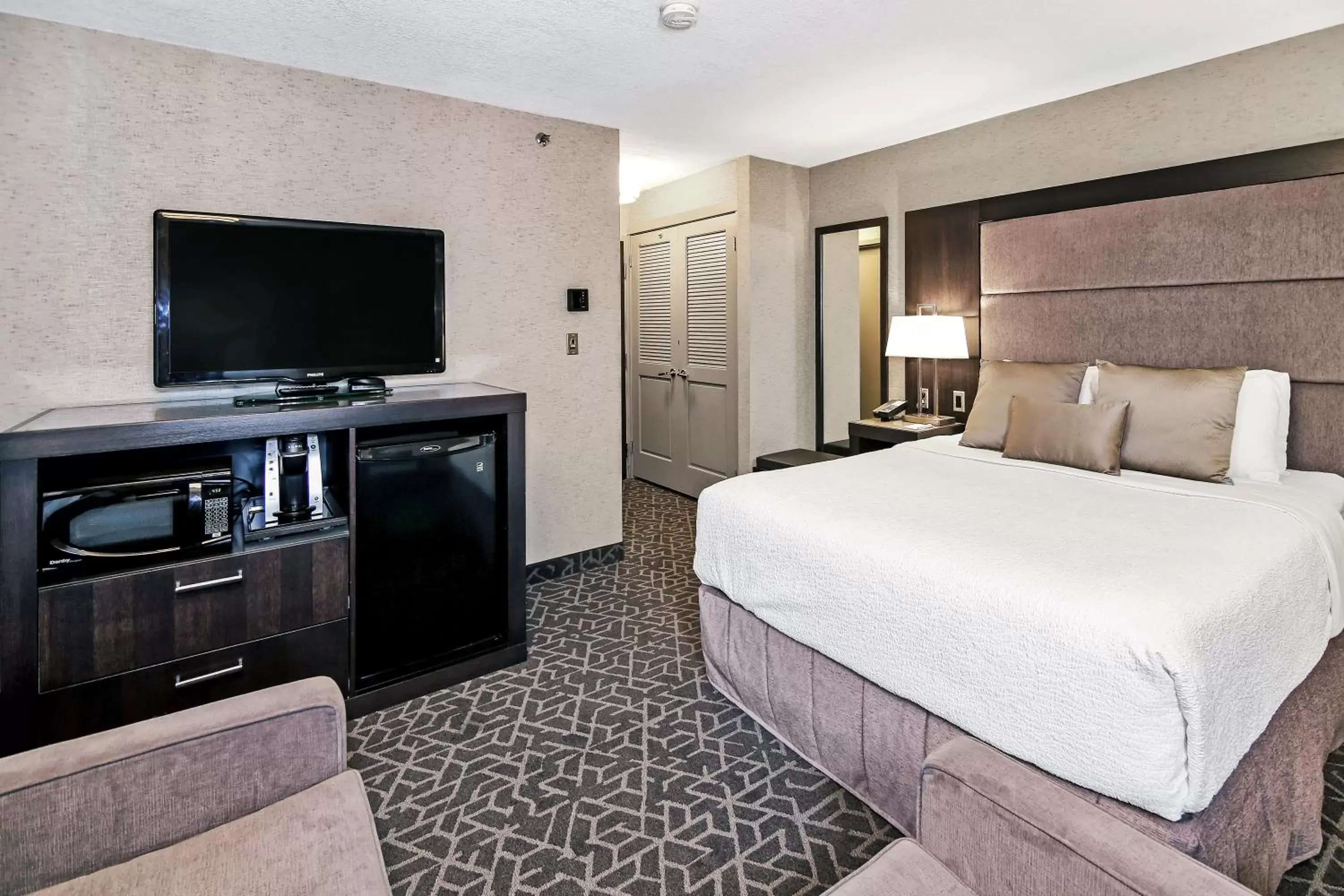 Queen Room in Best Western Plus Banff International Lodge Queen Room in Best Western Plus Banff International Lodge