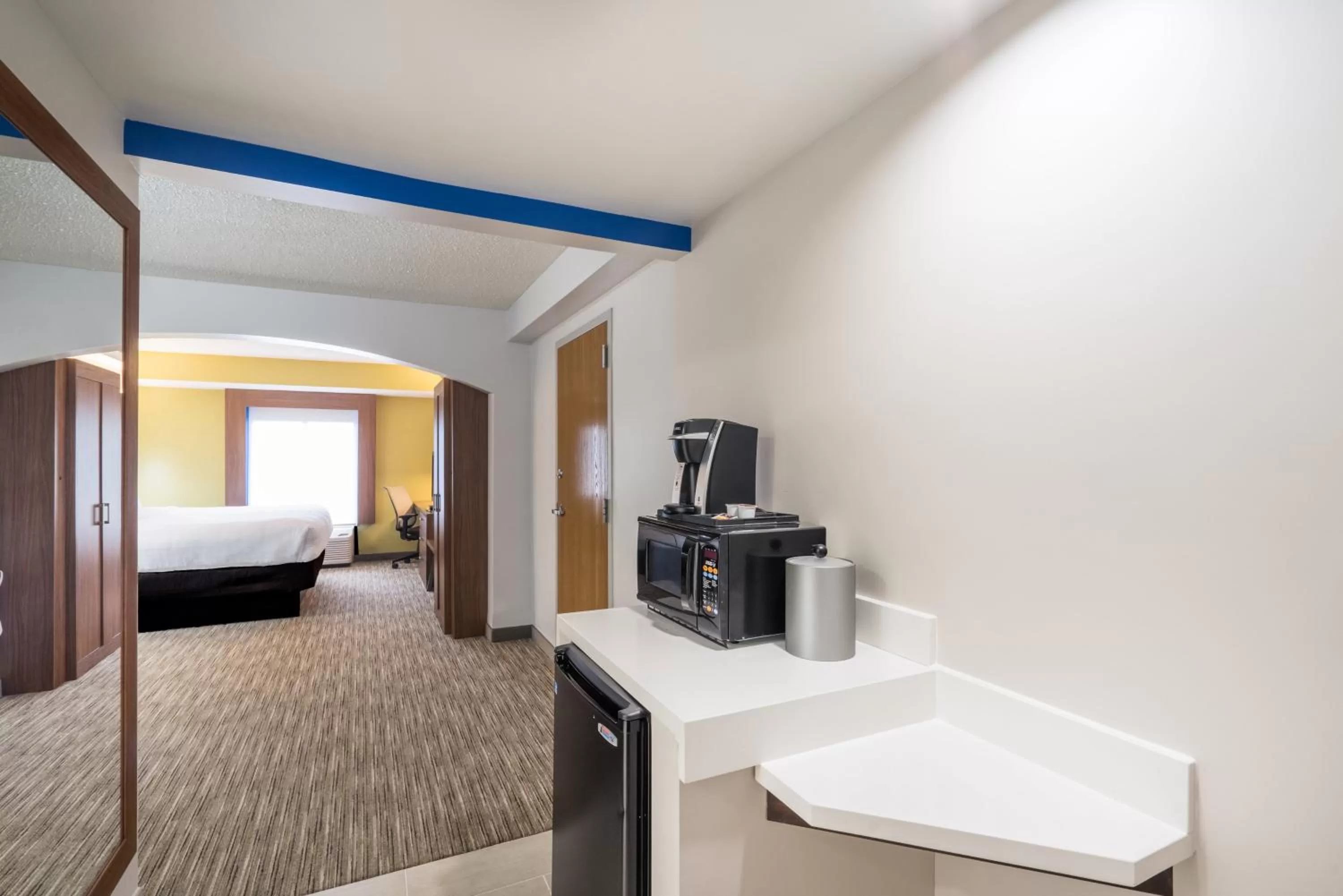 Photo of the whole room, Bed in Holiday Inn Express Hotel & Suites Louisville East by IHG