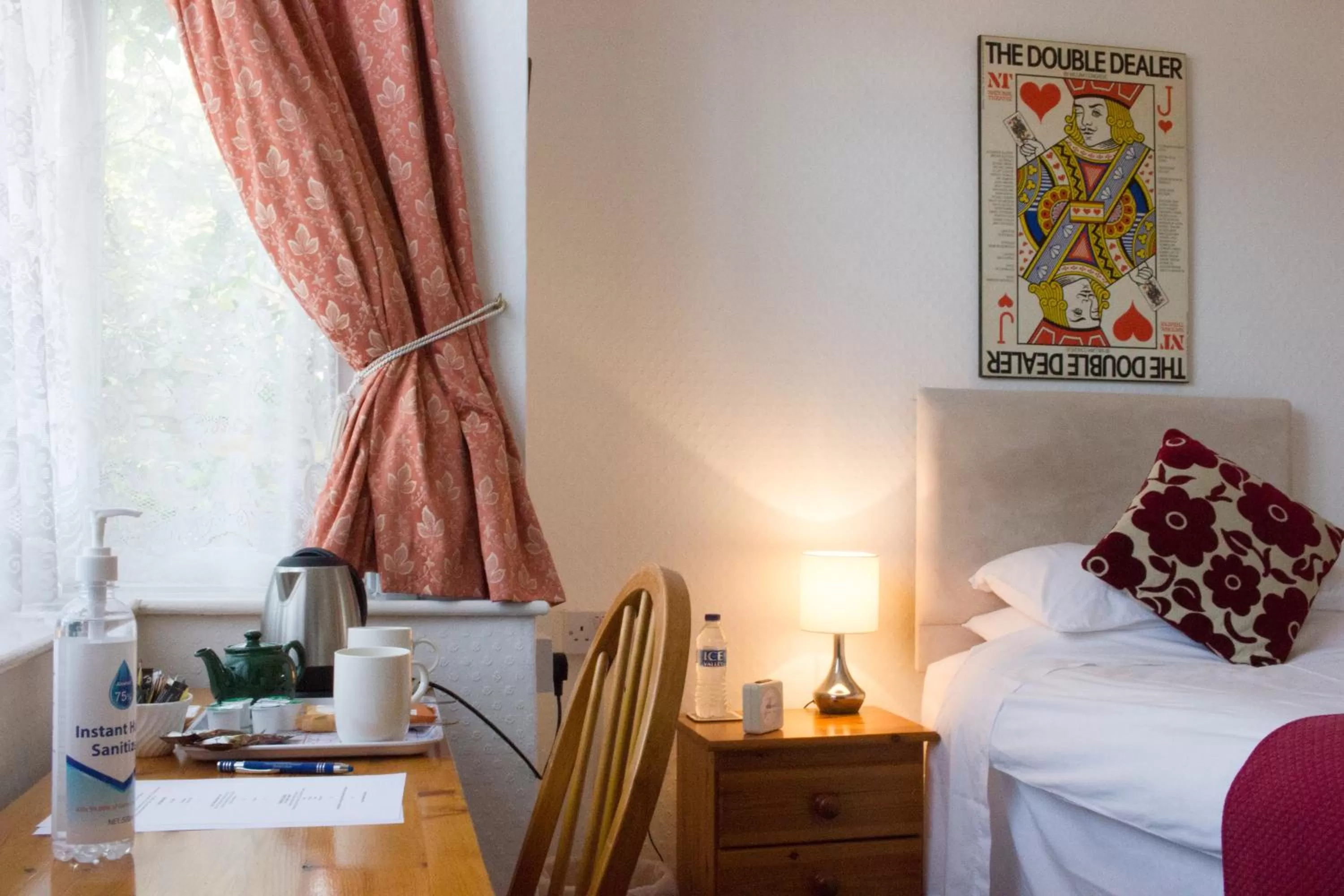Bedroom, Bed in Moss Cottage
