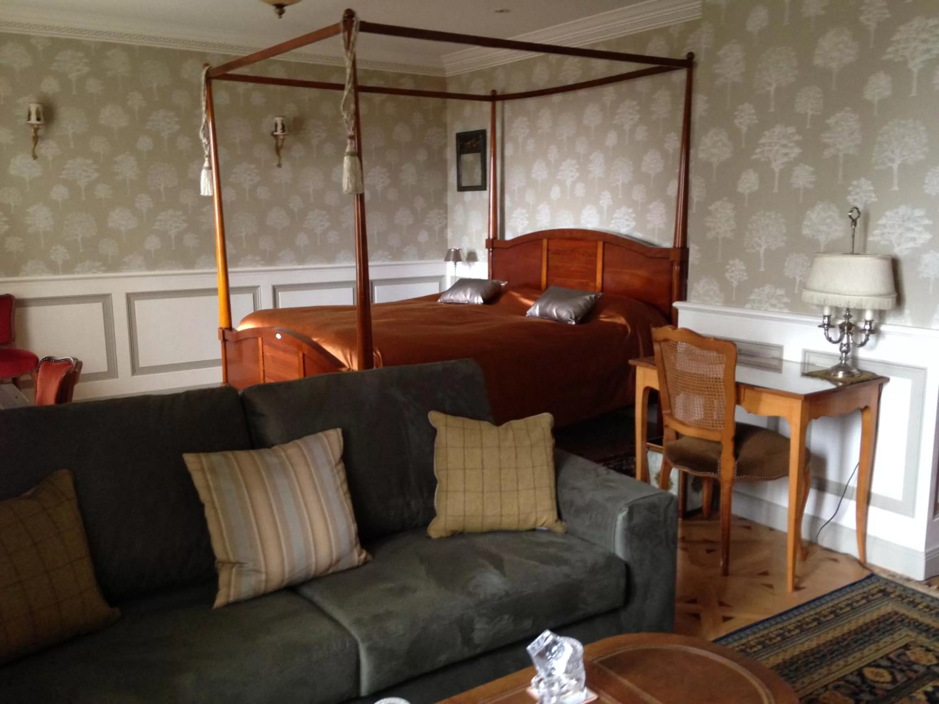 Bed, Seating Area in KerBlondel