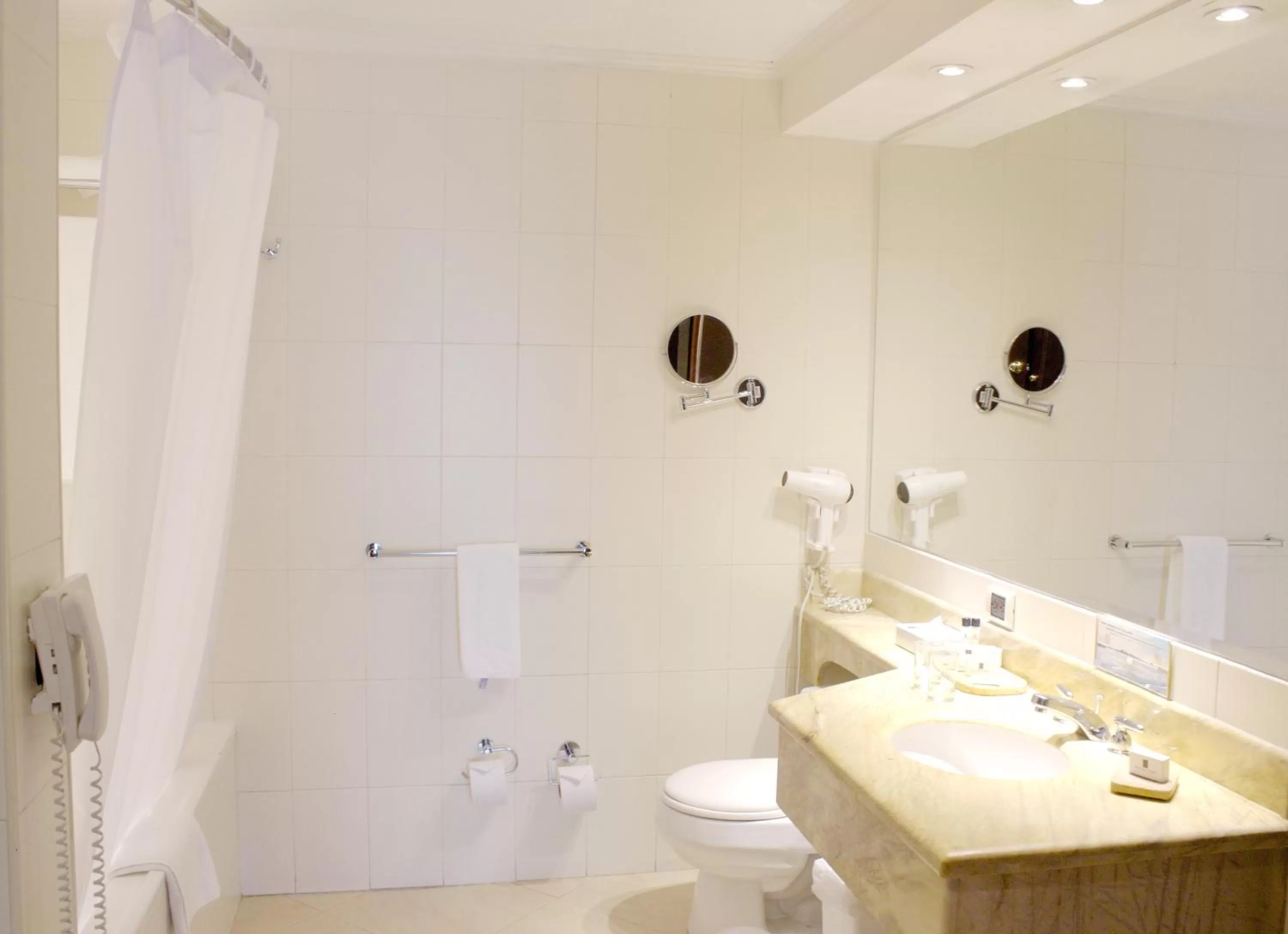 Bathroom in Apartamentos Dann