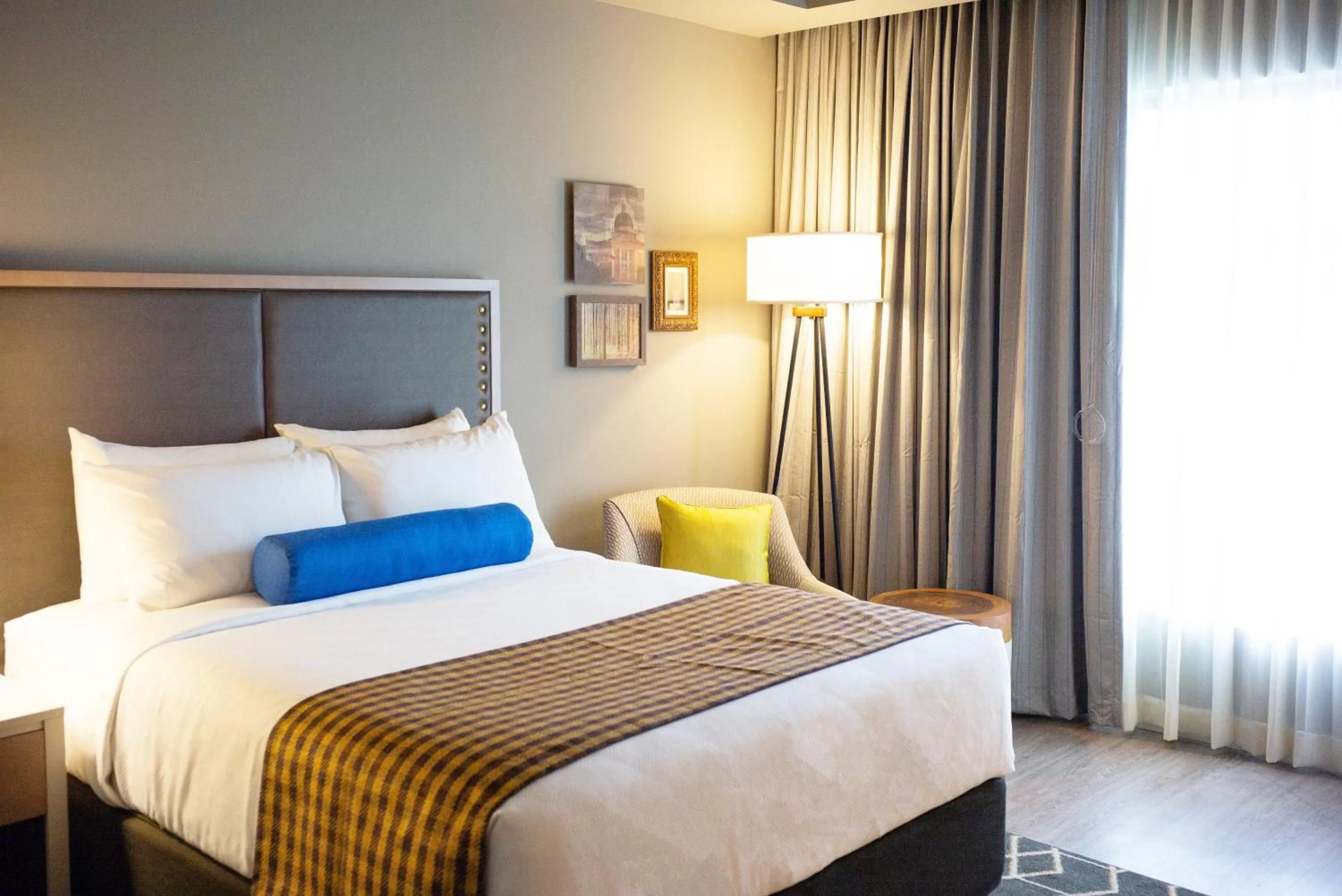 Photo of the whole room, Bed in Hotel Indigo Hattiesburg by IHG