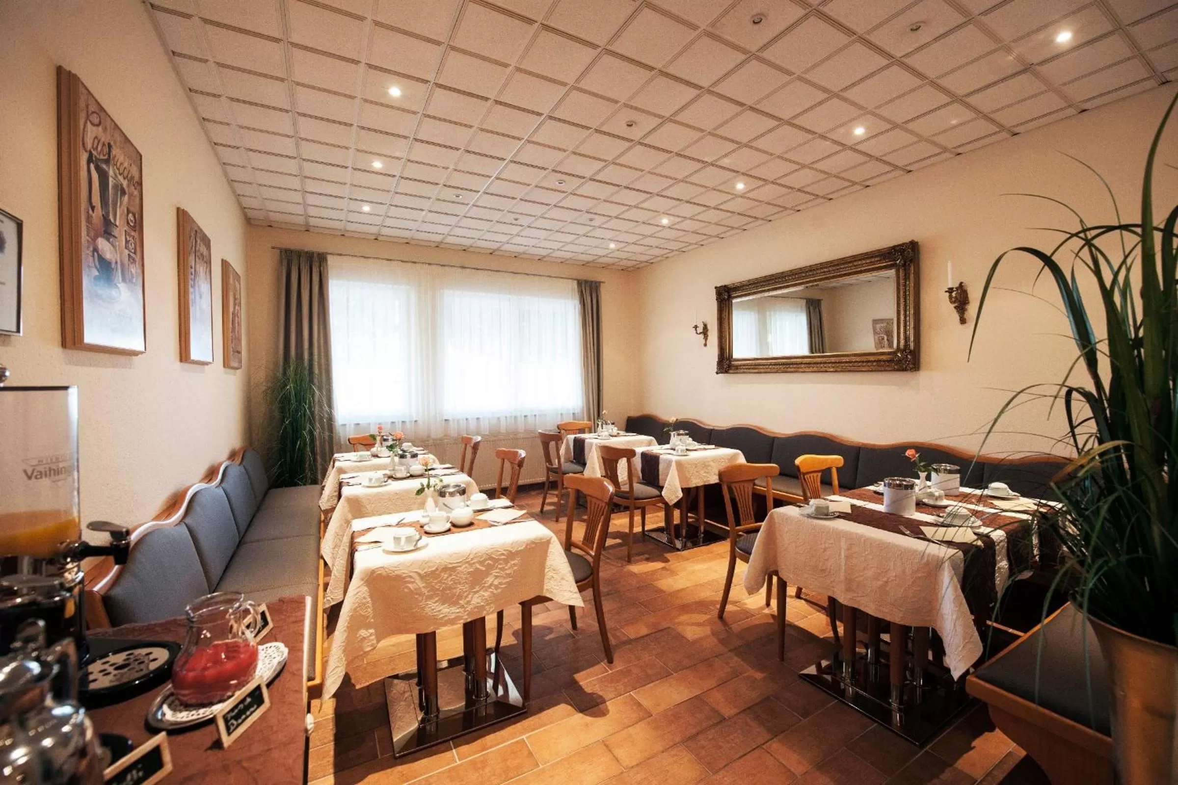 Restaurant/places to eat in Residenz Royal