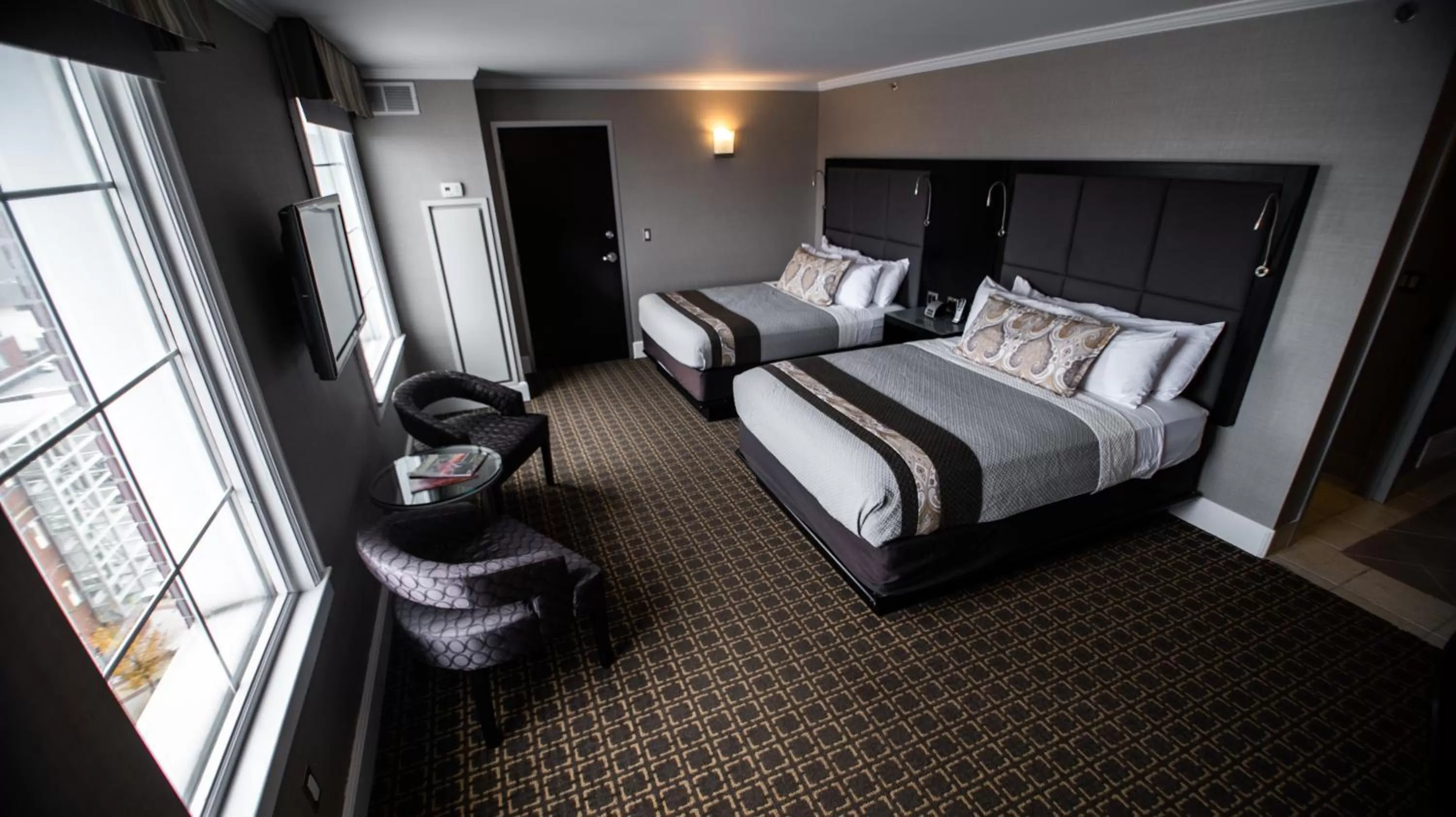 Photo of the whole room, Bed in voco The Tiger Hotel, Columbia, MO by IHG