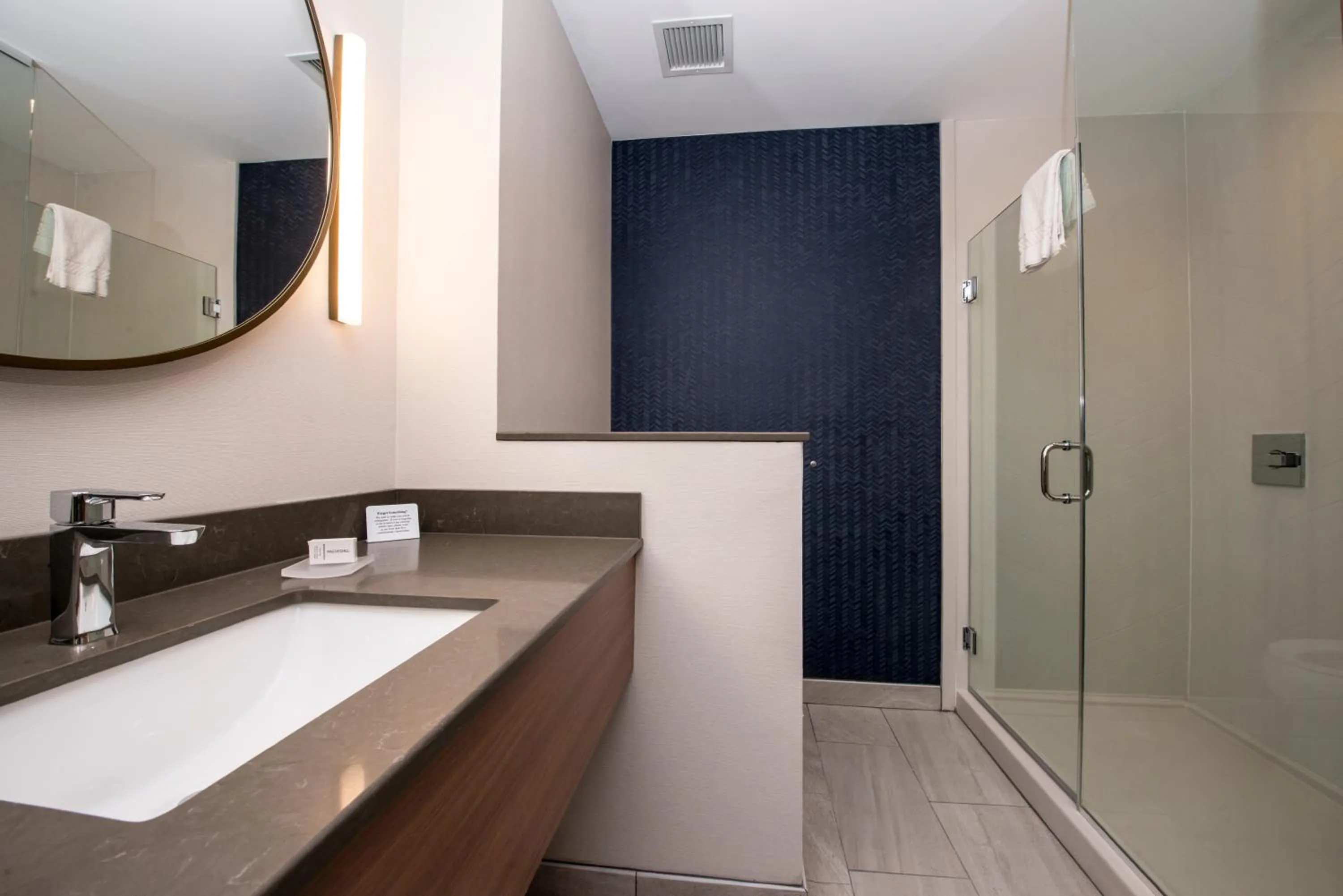 Bathroom in Fairfield Inn & Suites by Marriott Fort Worth Southwest at Cityview