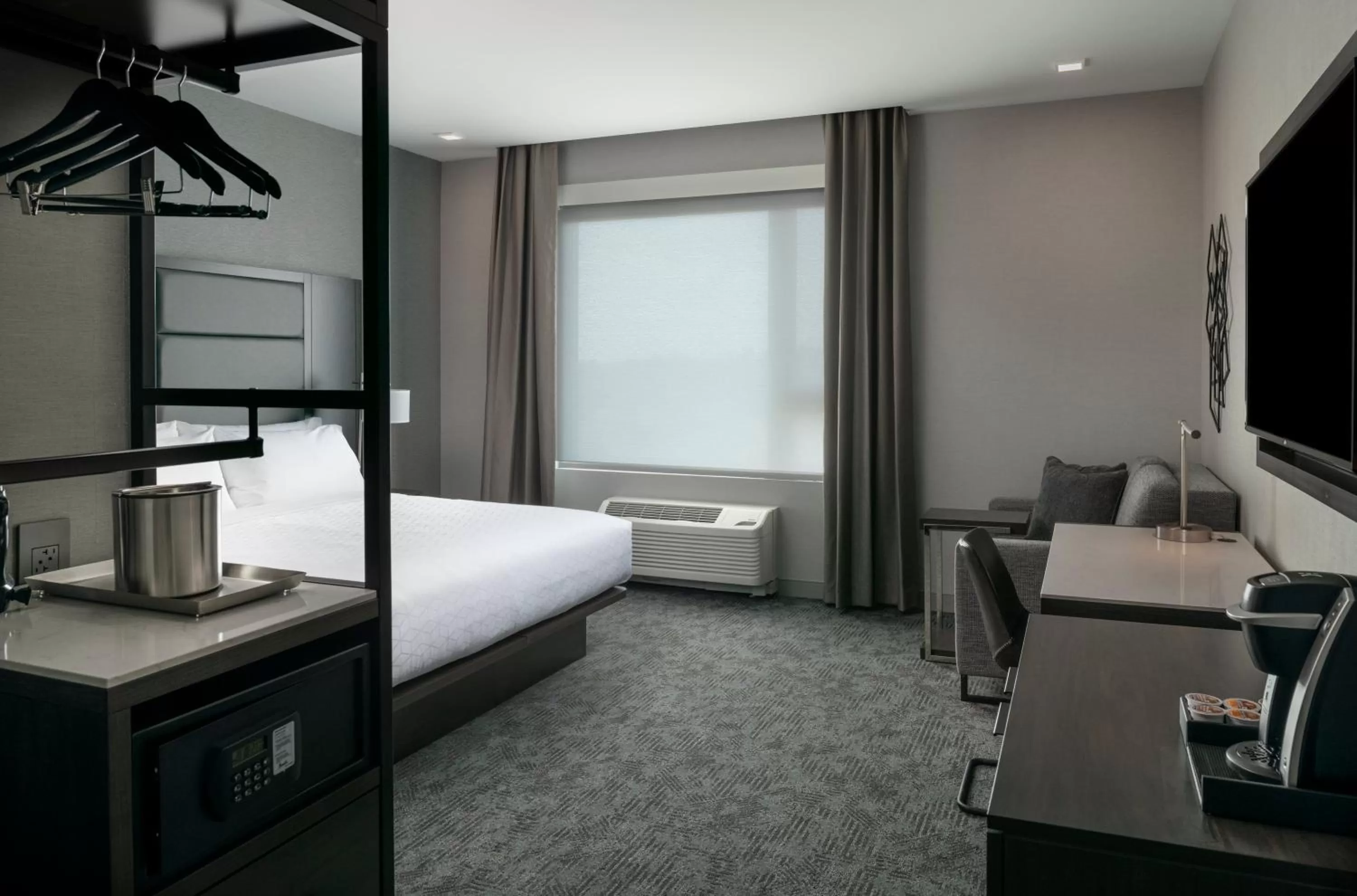 Photo of the whole room, Bed in Holiday Inn Express - Boston Logan Airport - Revere by IHG