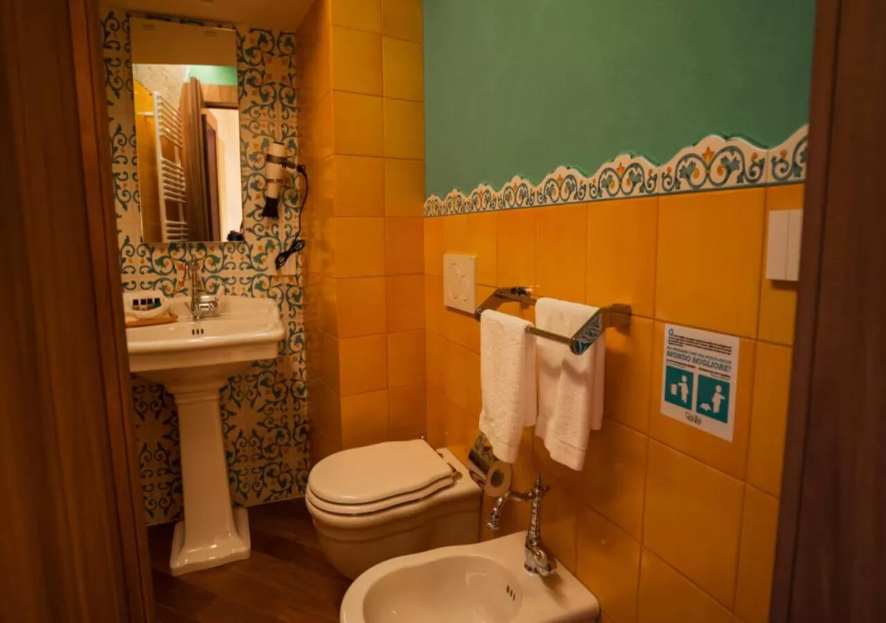 Toilet in Grantò B&B