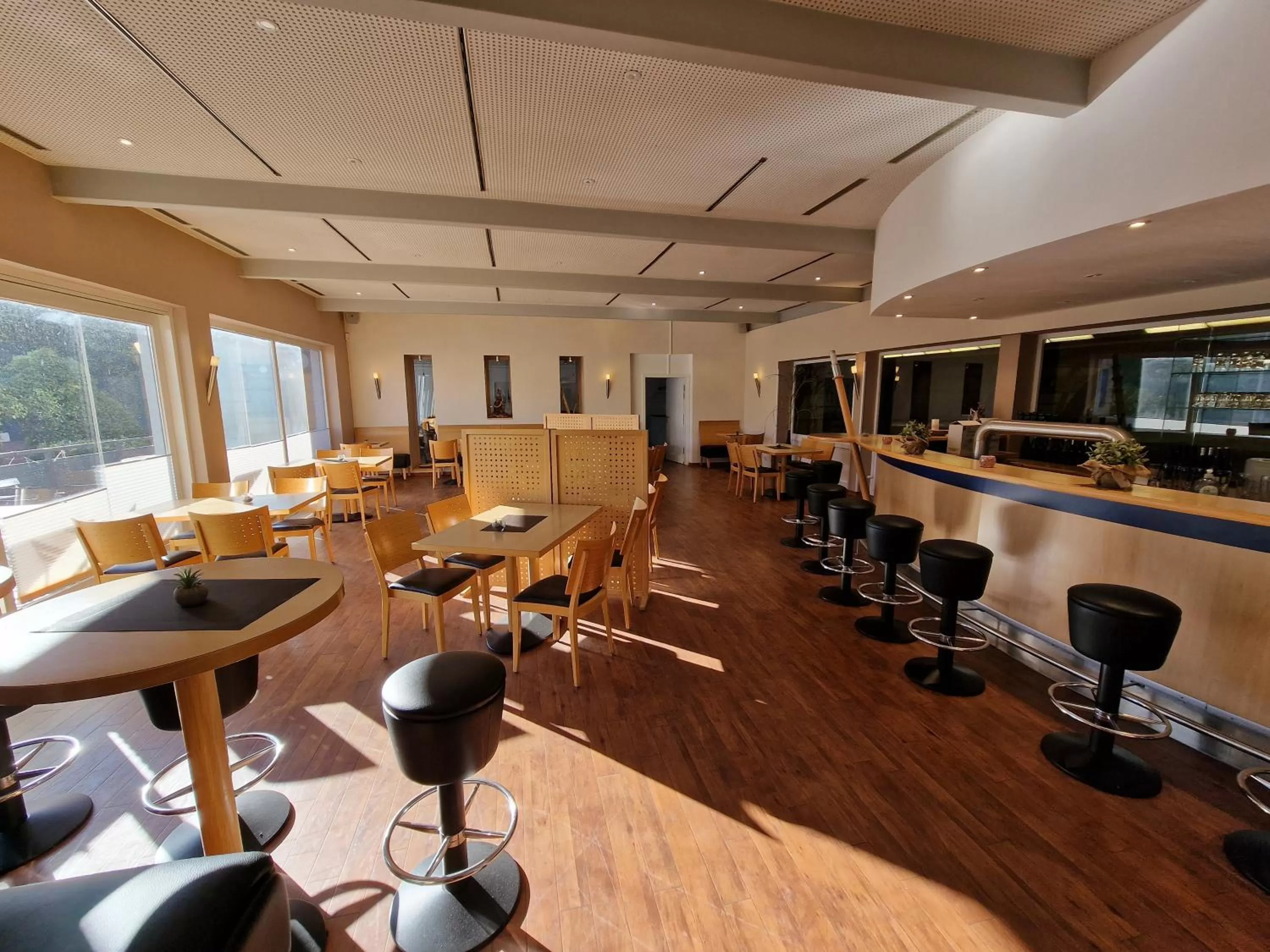 Restaurant/places to eat in Nordic Avantage Hotel