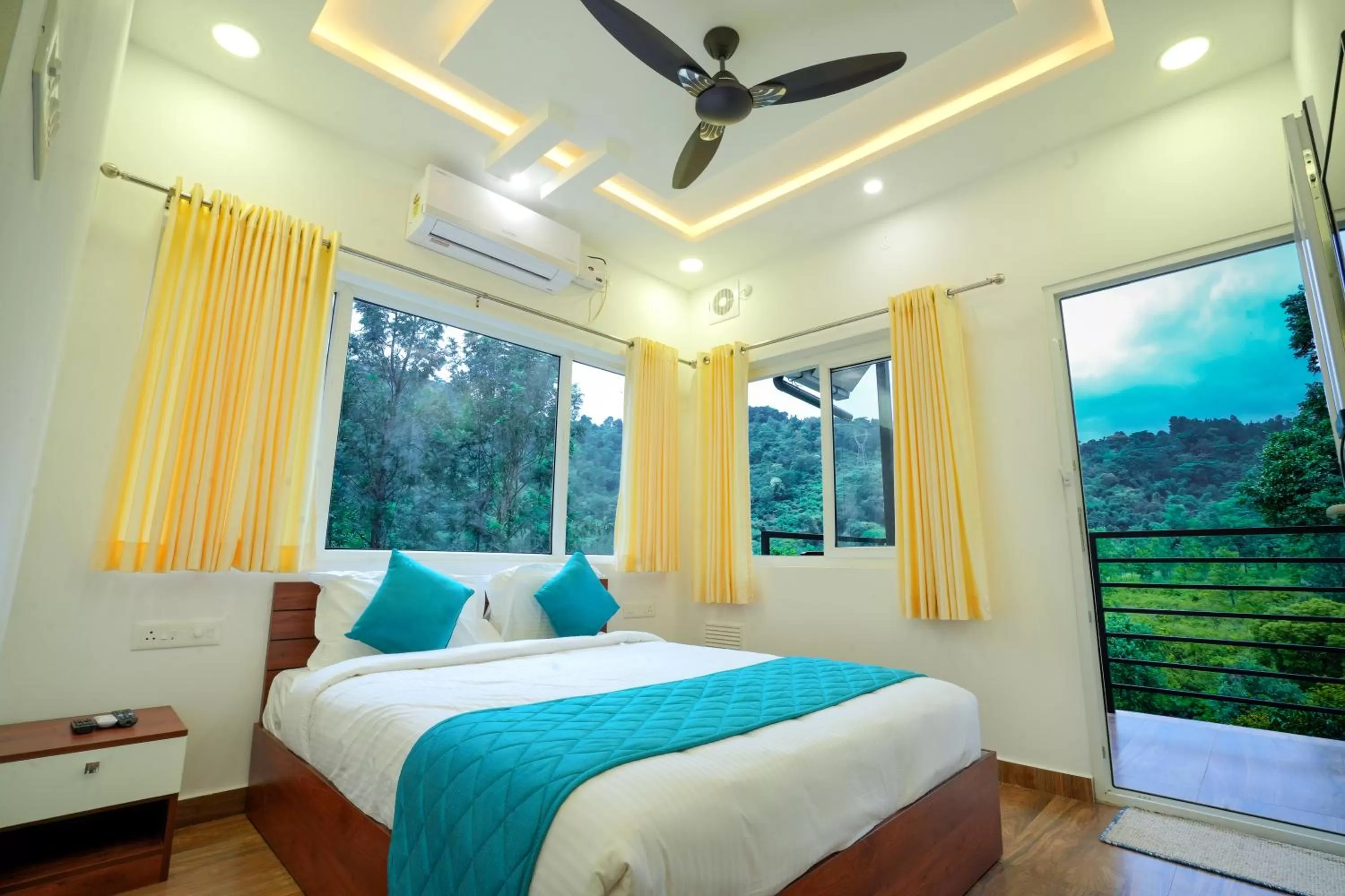 Photo of the whole room, Bed in Misty Range Resorts