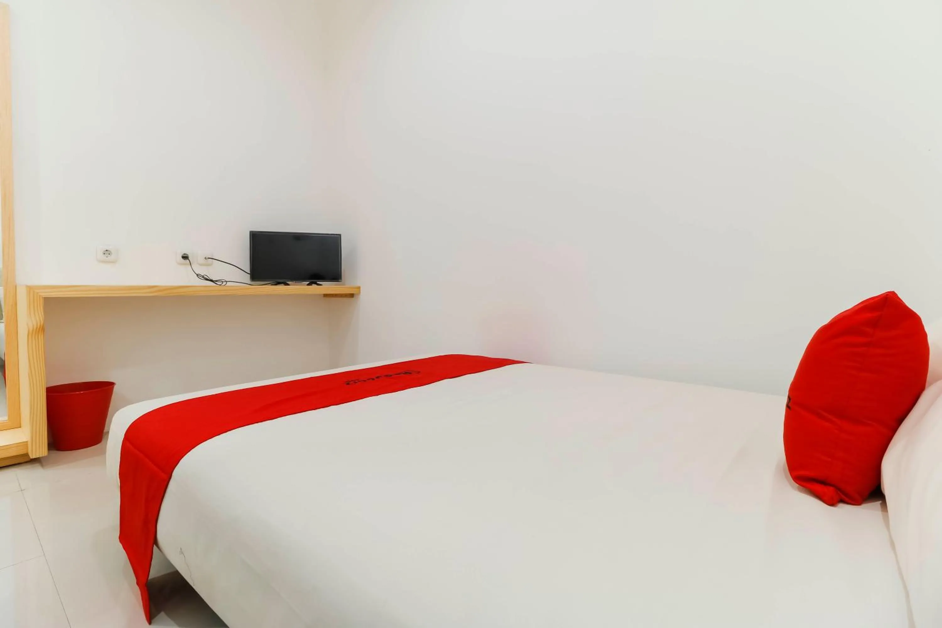 Bedroom, Bed in RedDoorz Plus @ Kapuk Business Park