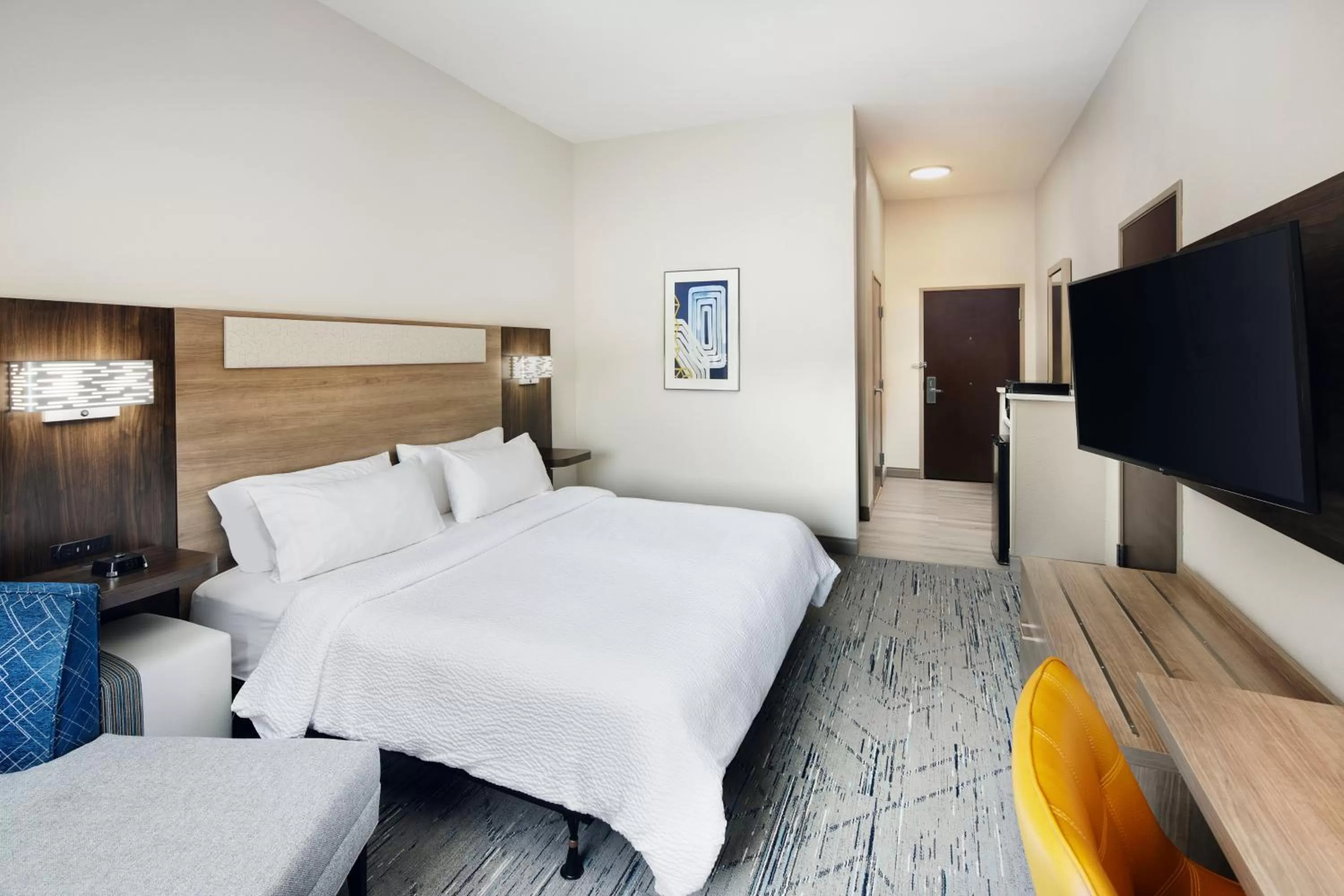 Photo of the whole room, Bed in Holiday Inn Express & Suites Bridgeport by IHG