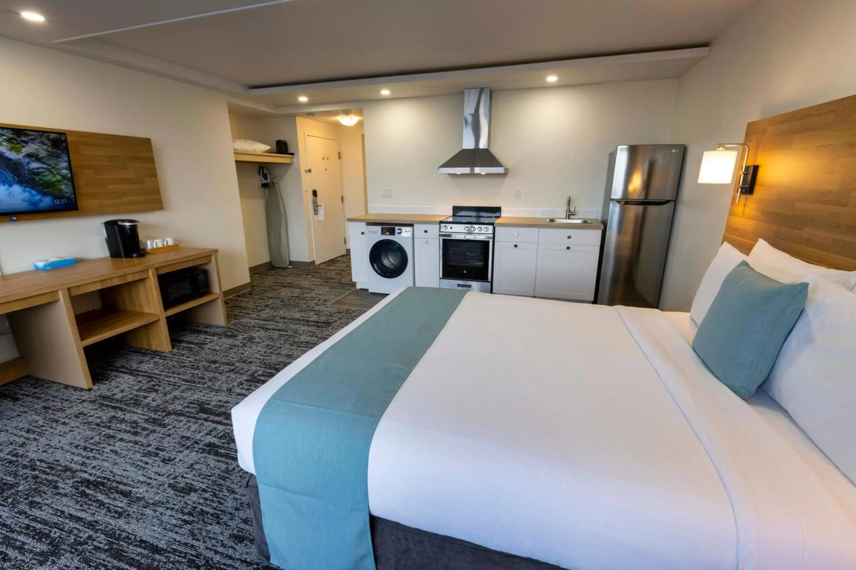 Signature King Room with Full Kitchen and Laundry in Highliner Hotel Signature King Room with Full Kitchen and Laundry in Highliner Hotel