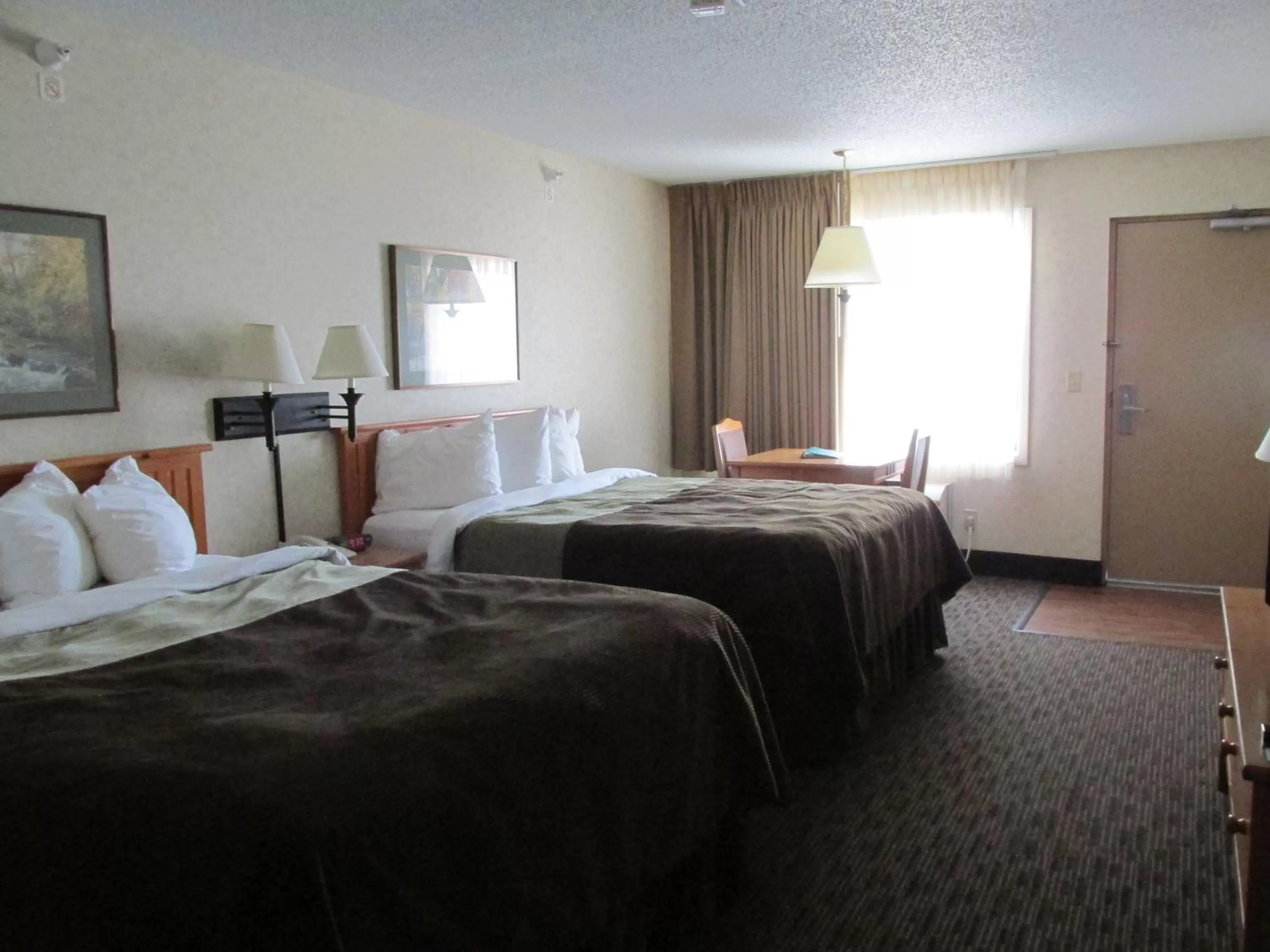 Bed in Kelly Inn and Suites Mitchell