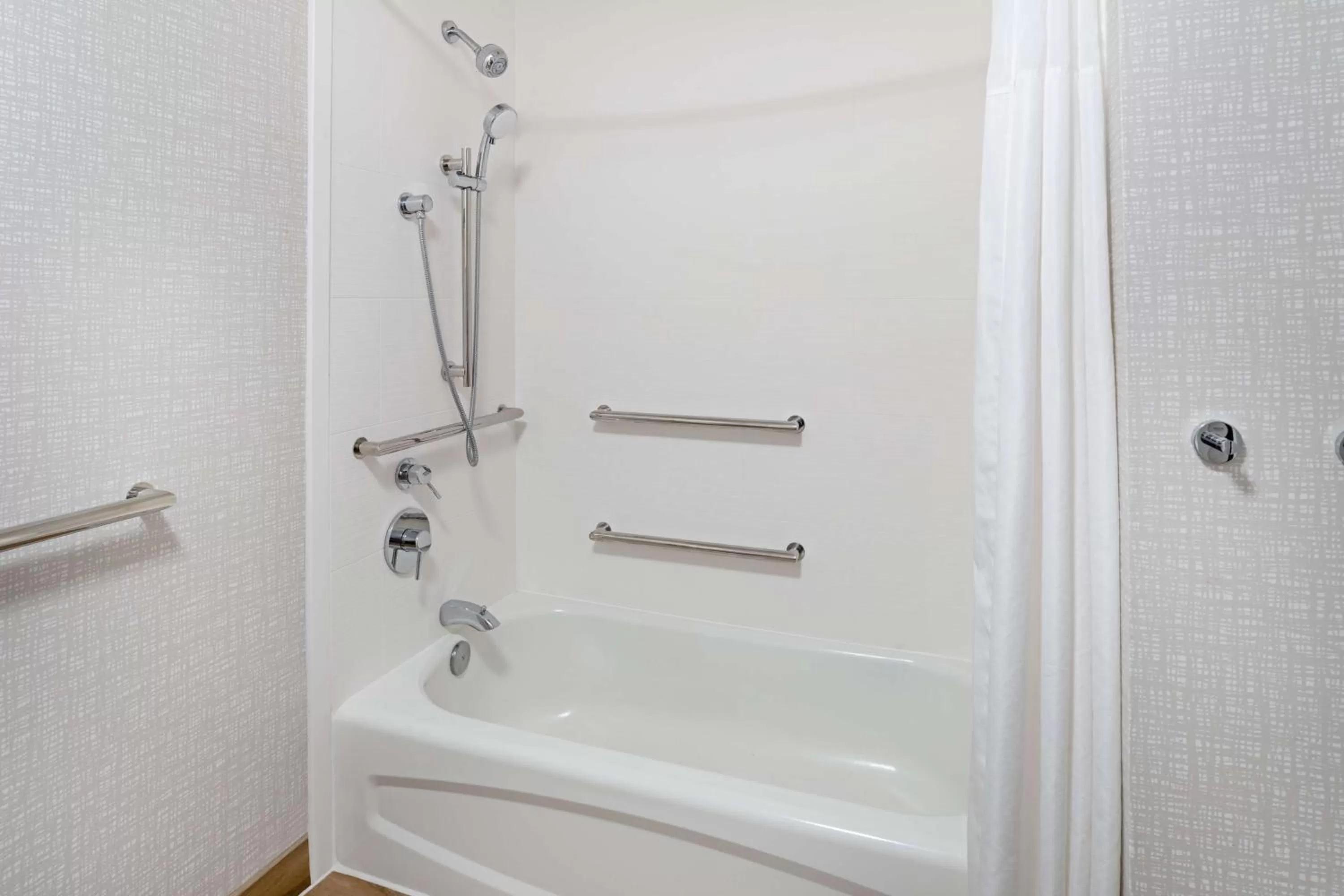 Bathroom in Hampton Inn Richmond-Mechanicsville