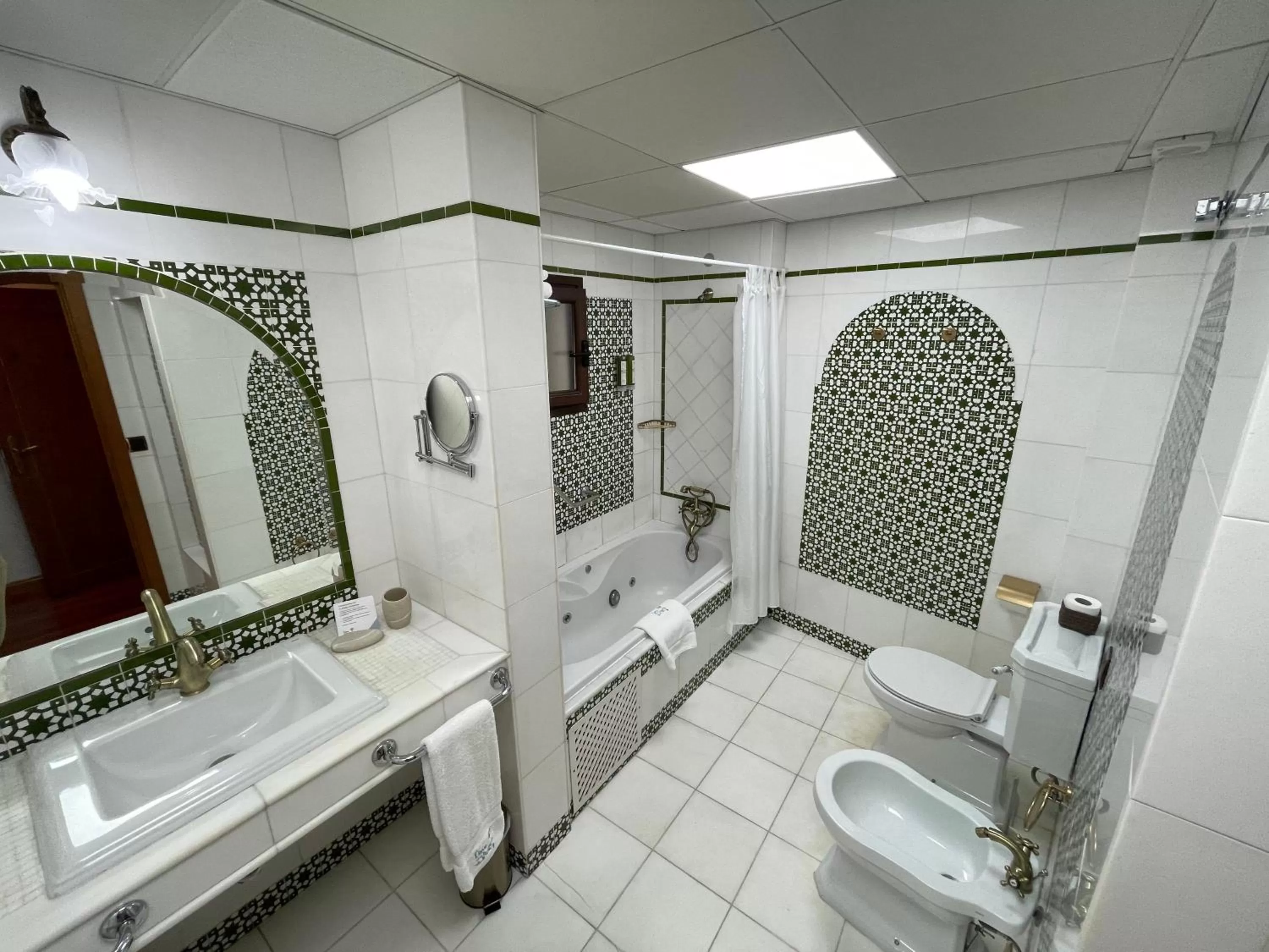 Hot Tub in La Llave de la Judería Hotel Boutique